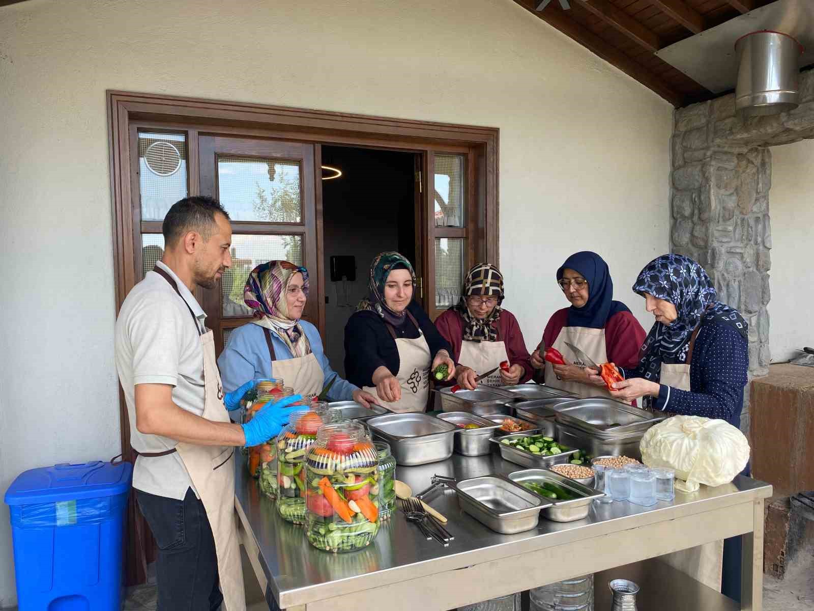 Müze Meram Yemek Atölyesinde sohbahar, kış hazırlıkları yapıldı
