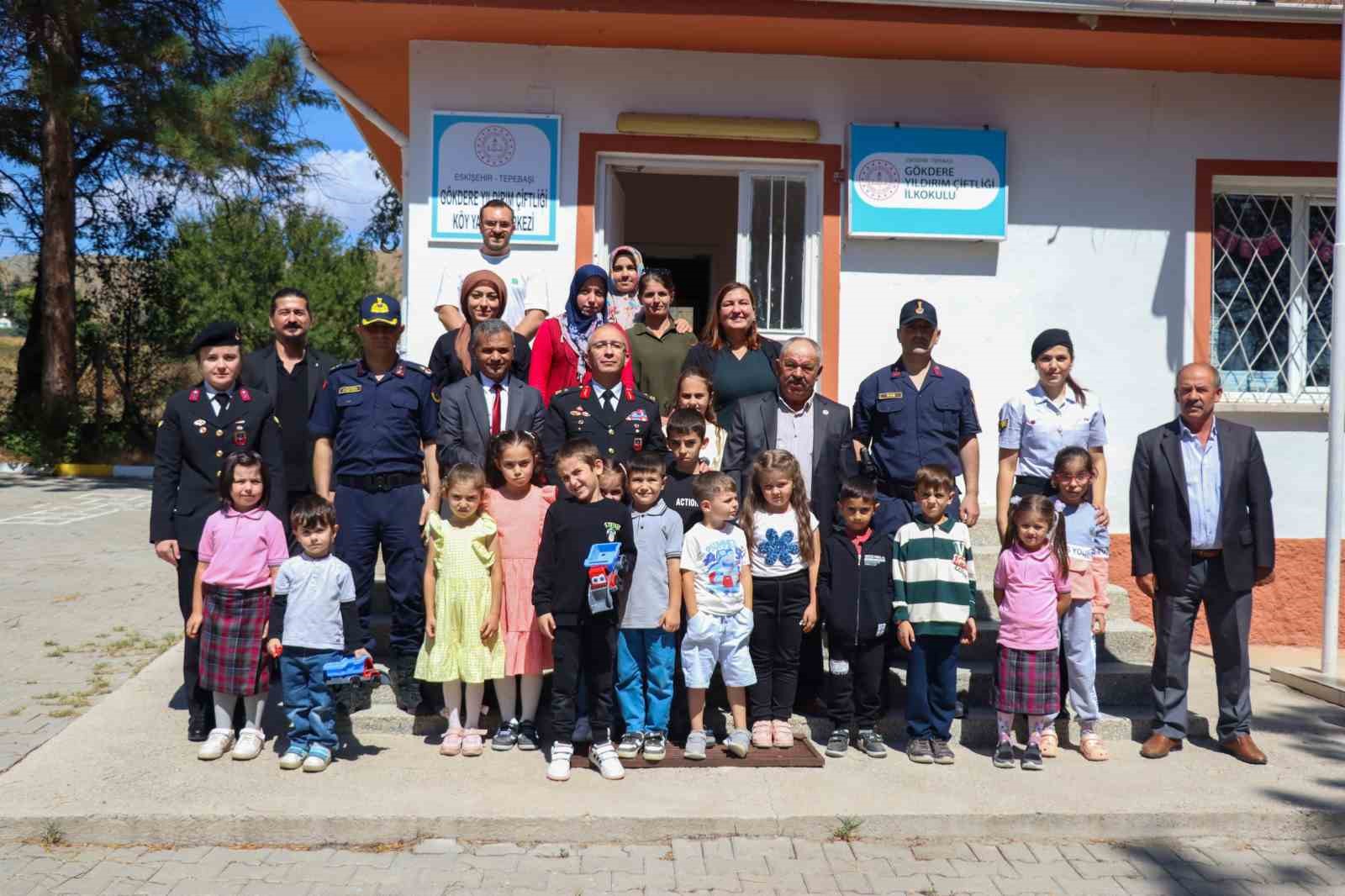 Jandarma okulun ilk gününde öğrencileri ziyaret etti
