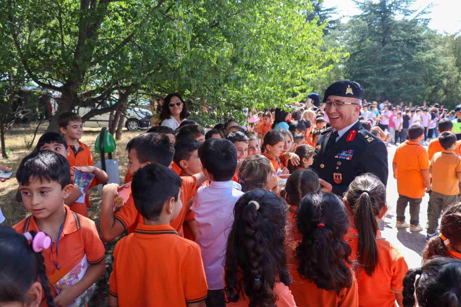 Jandarma okulun ilk gününde öğrencileri ziyaret etti
