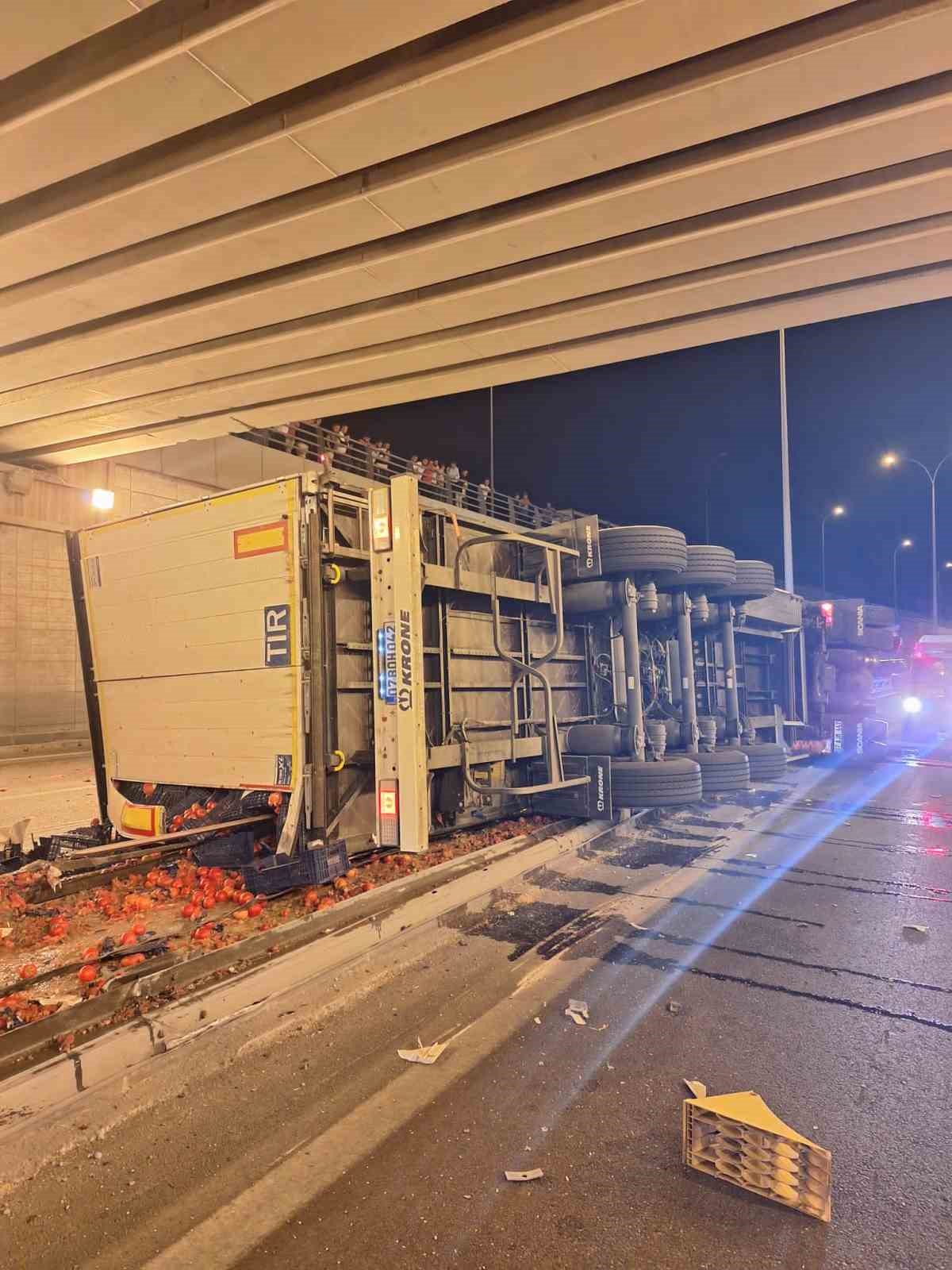 Konya’da tır devrildi: 1 ölü
