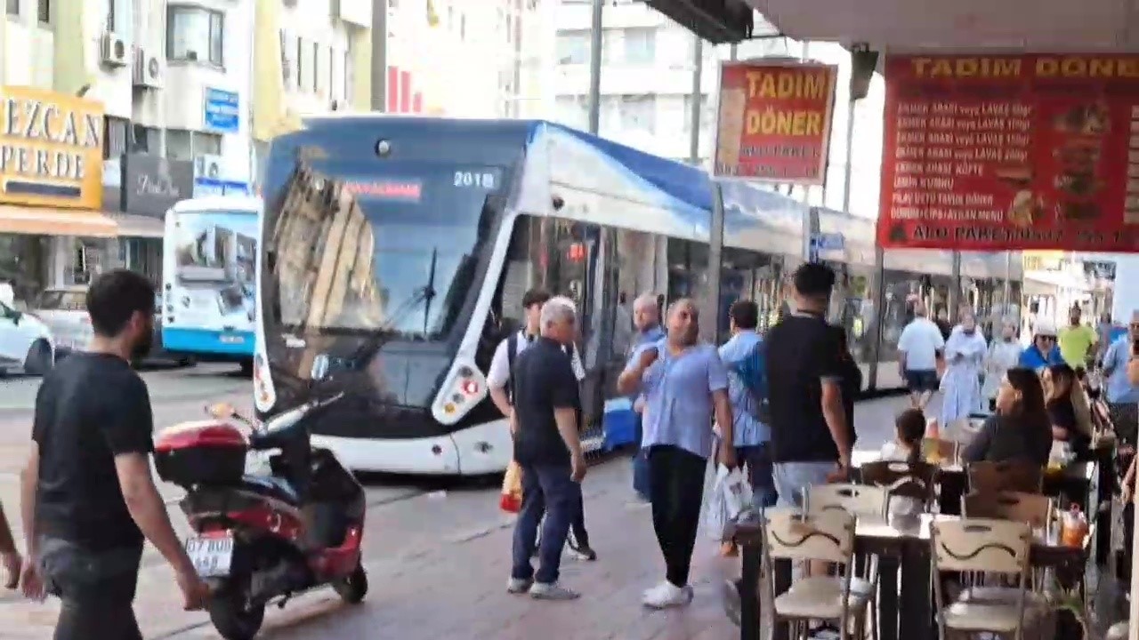 Vatman ile tartıştı, ayırmaya gelen esnafın peşinden bıçakla gitti
