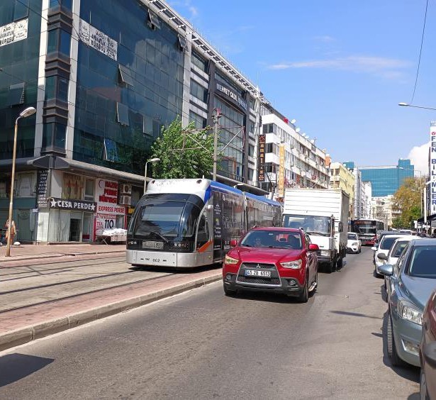 Vatman ile tartıştı, ayırmaya gelen esnafın peşinden bıçakla gitti
