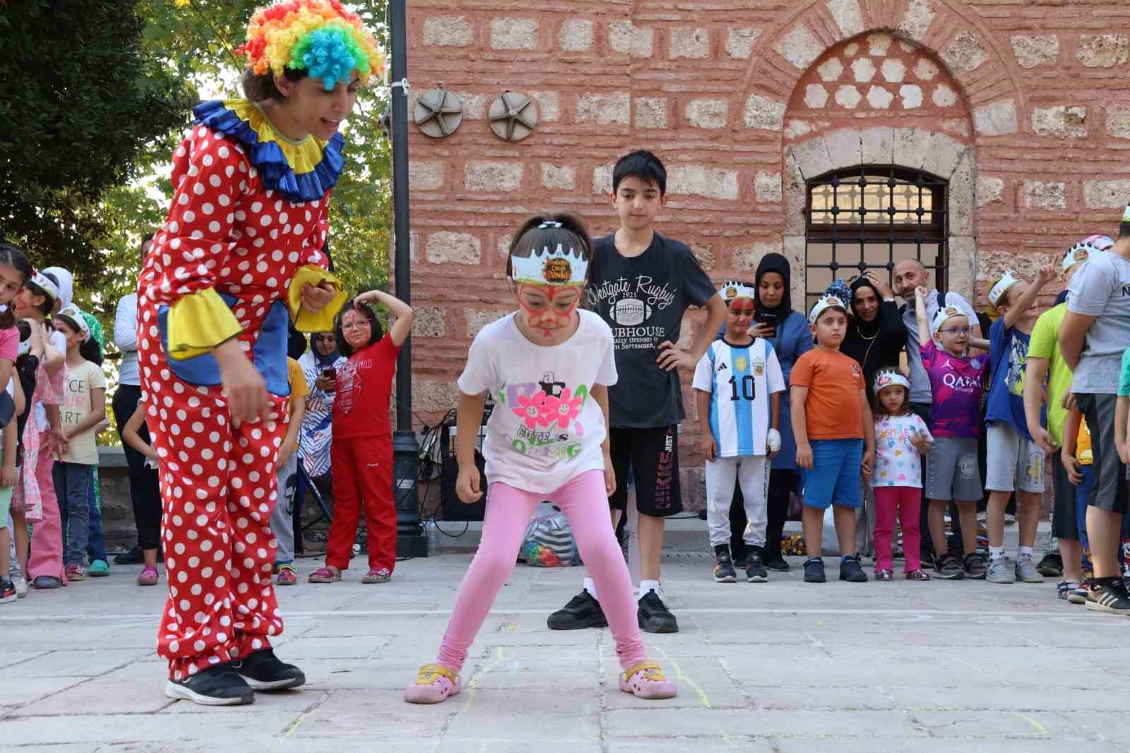 Onbeş mahallede 15 bin çocuk sokak oyunlarında buluştu
