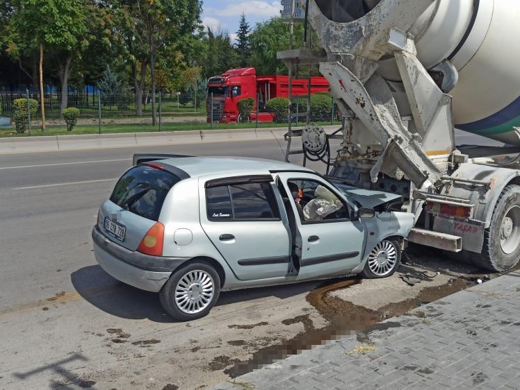 Ankara’da otomobil beton mikserine çarptı: 4 yaralı
