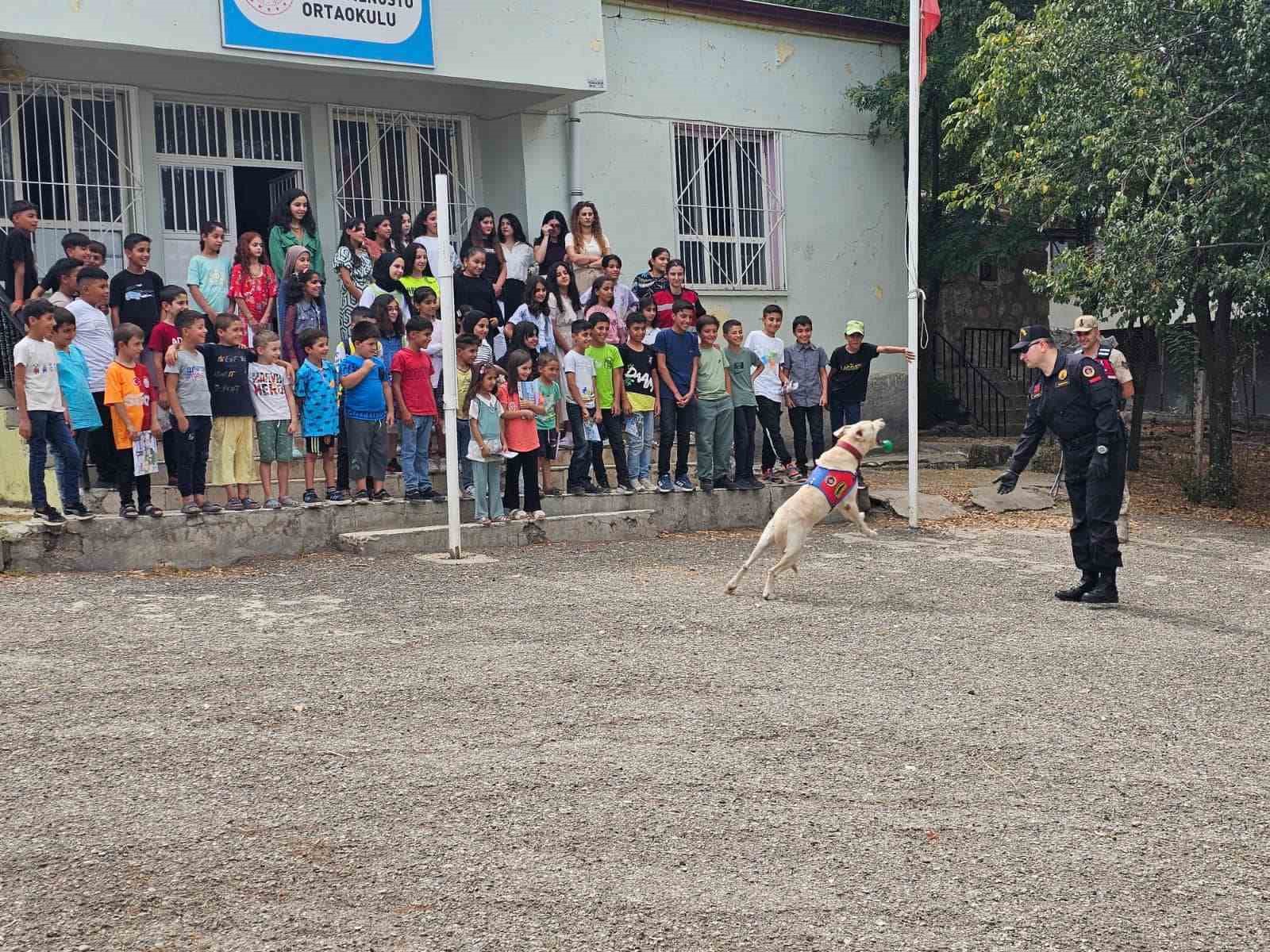 Batman’da jandarma ekipleri okulun ilk gününde öğrencileri yalnız bırakmadı
