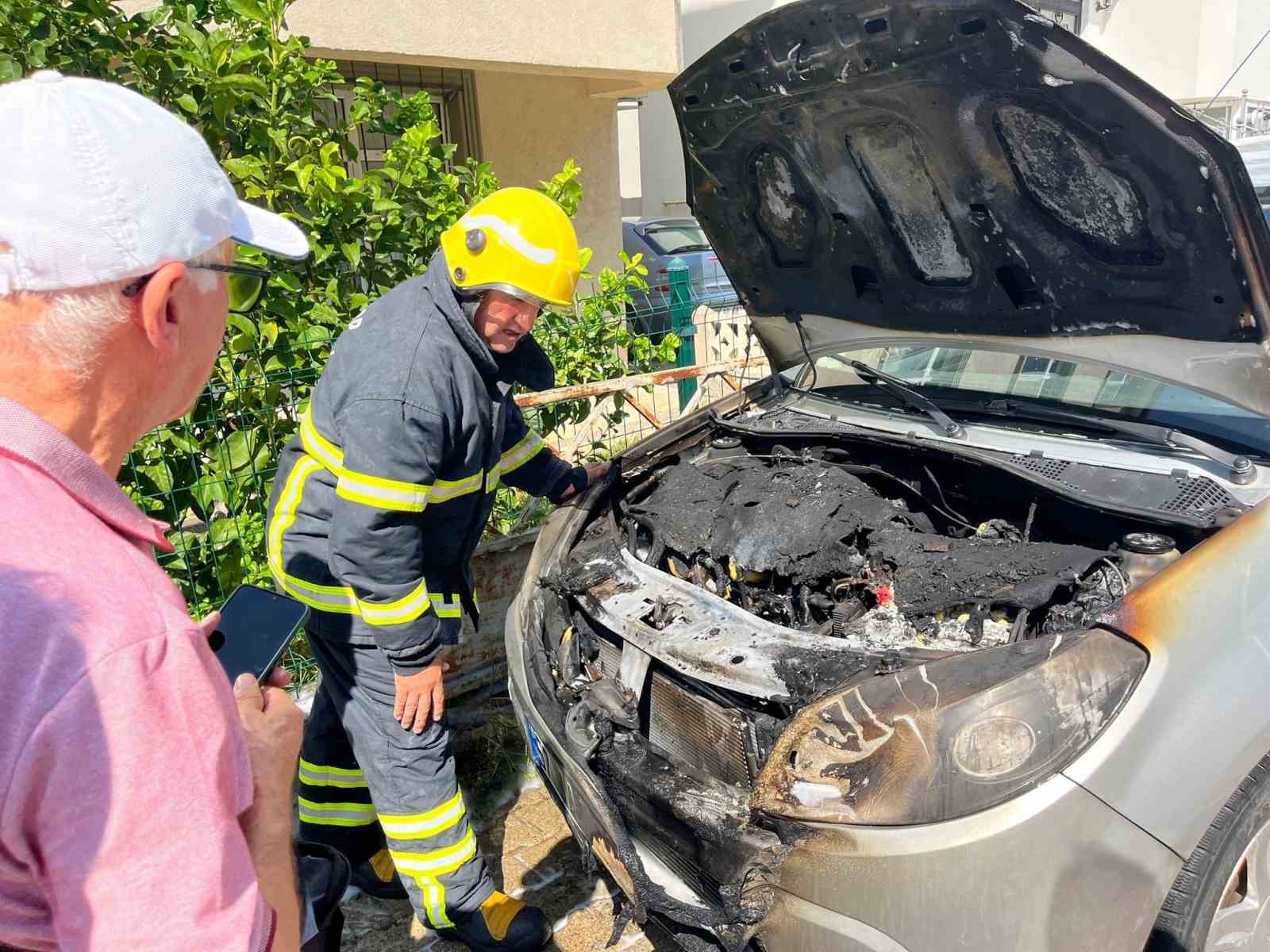 Park halindeki otomobilde yangın çıktı
