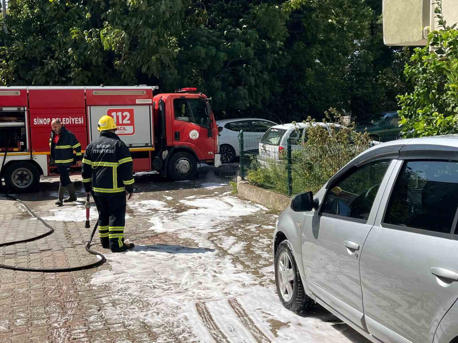 Park halindeki otomobilde yangın çıktı
