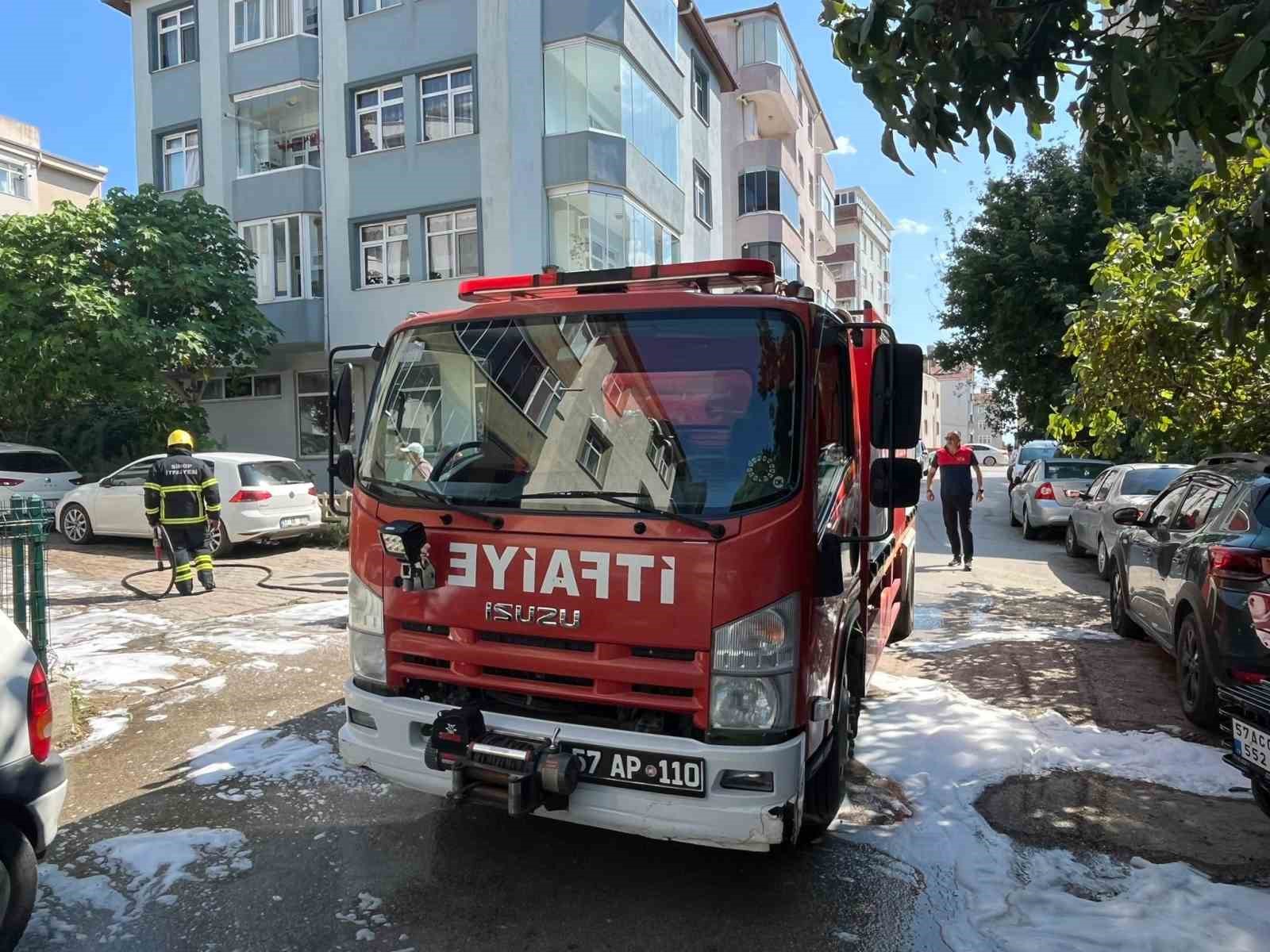 Park halindeki otomobilde yangın çıktı
