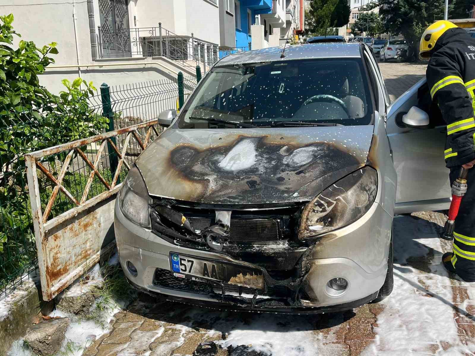 Park halindeki otomobilde yangın çıktı
