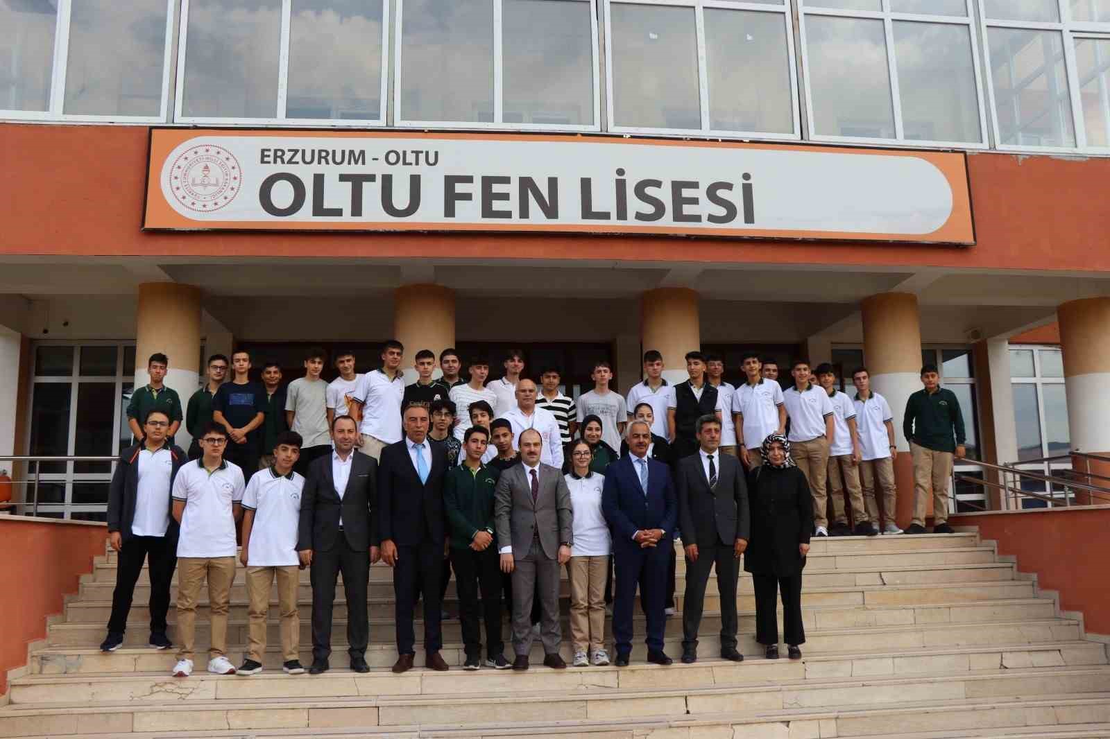 Oltu’da öğrencilere kırtasiye desteği
