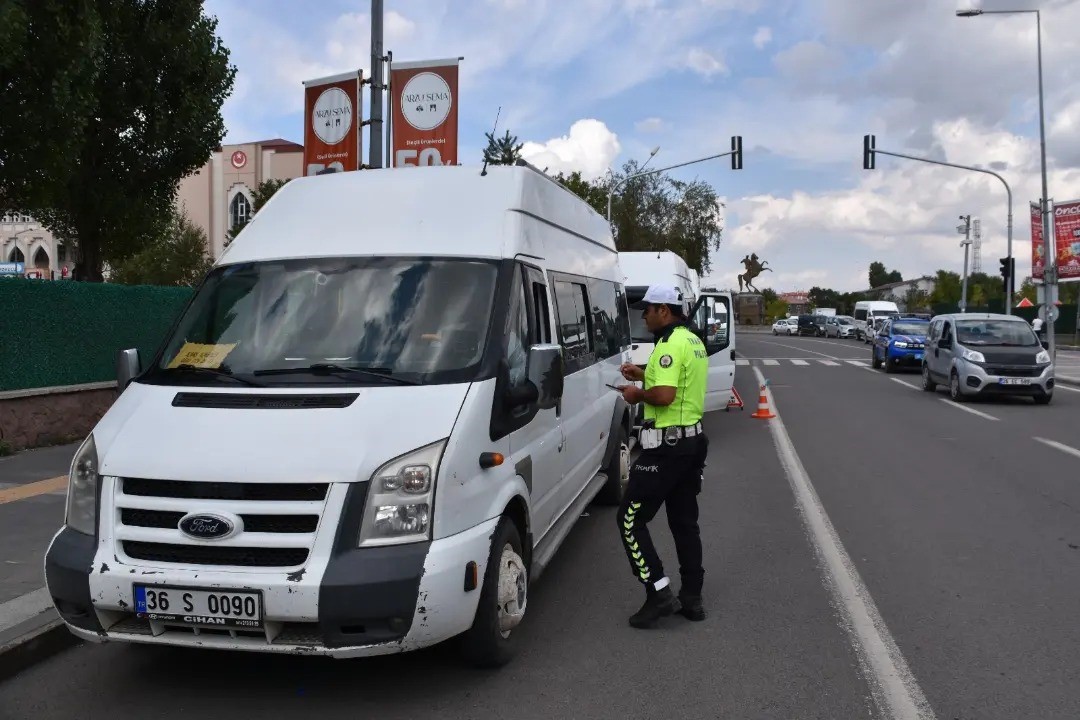 Kars’ta okul servisleri ve çevreleri denetlendi
