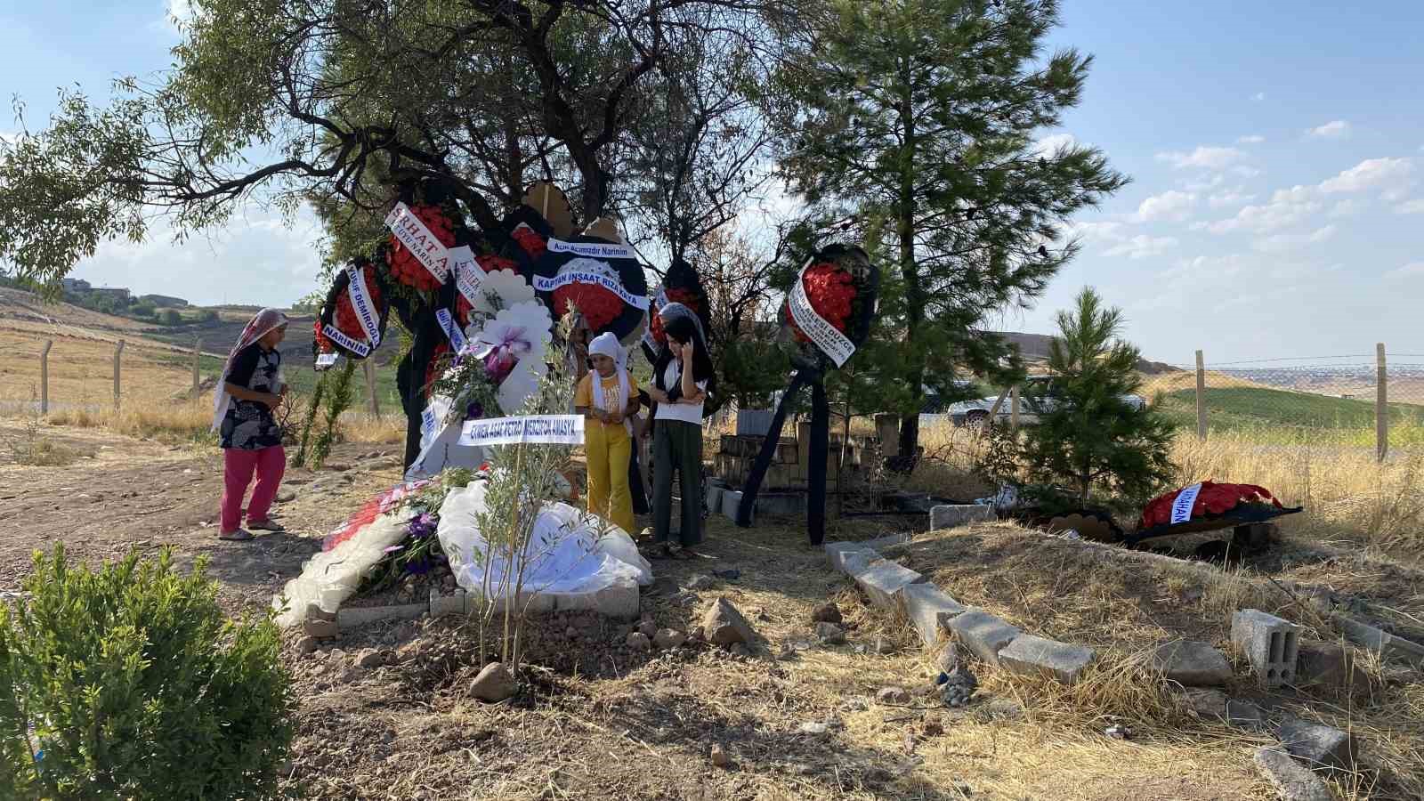 Mahalleden arkadaşları Narin’in mezarını ziyaret etti
