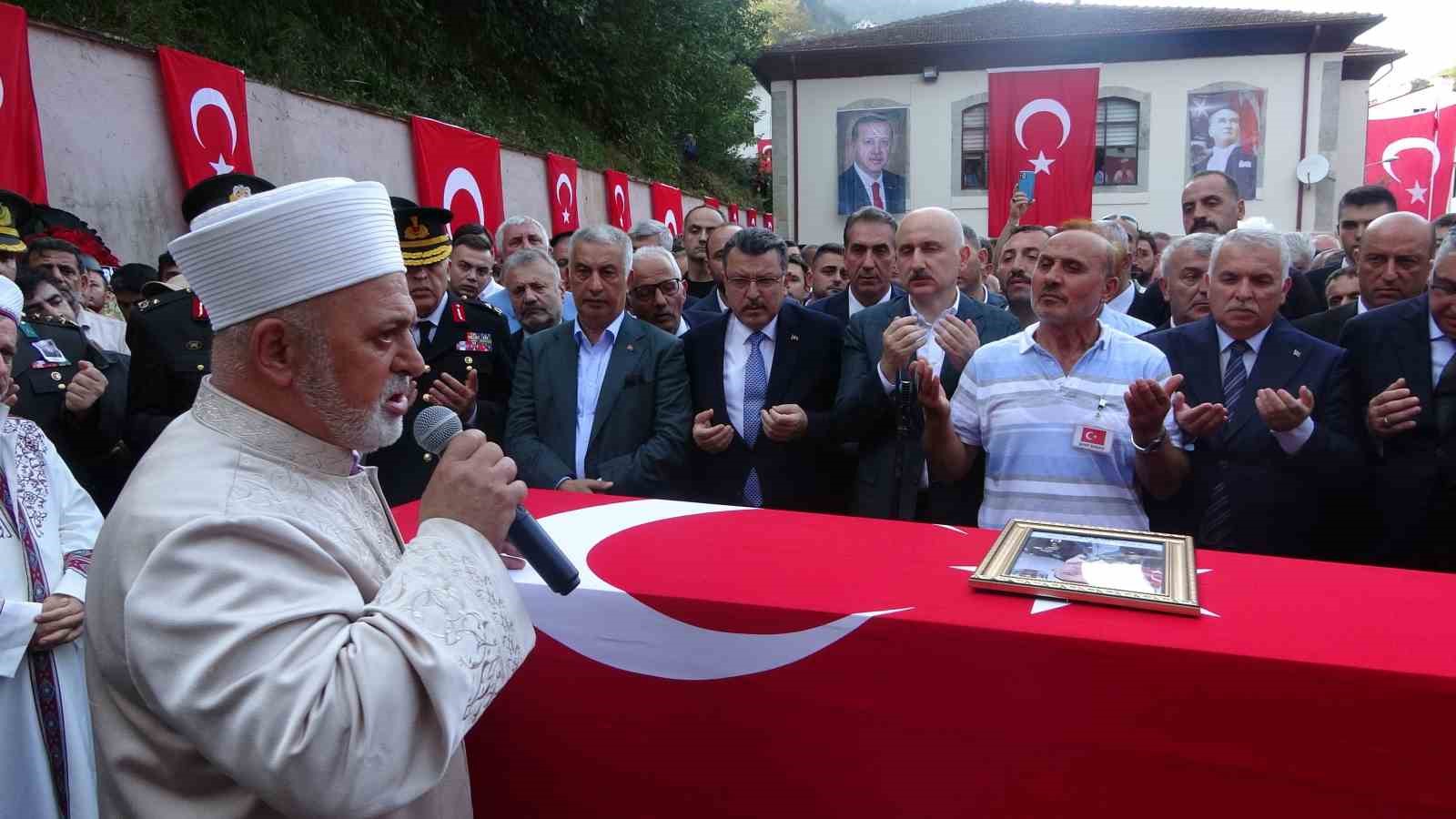 10 gün önce terfi alan şehit Üsteğmen Ömer Fatih Ayar son yolculuğuna uğurlandı
