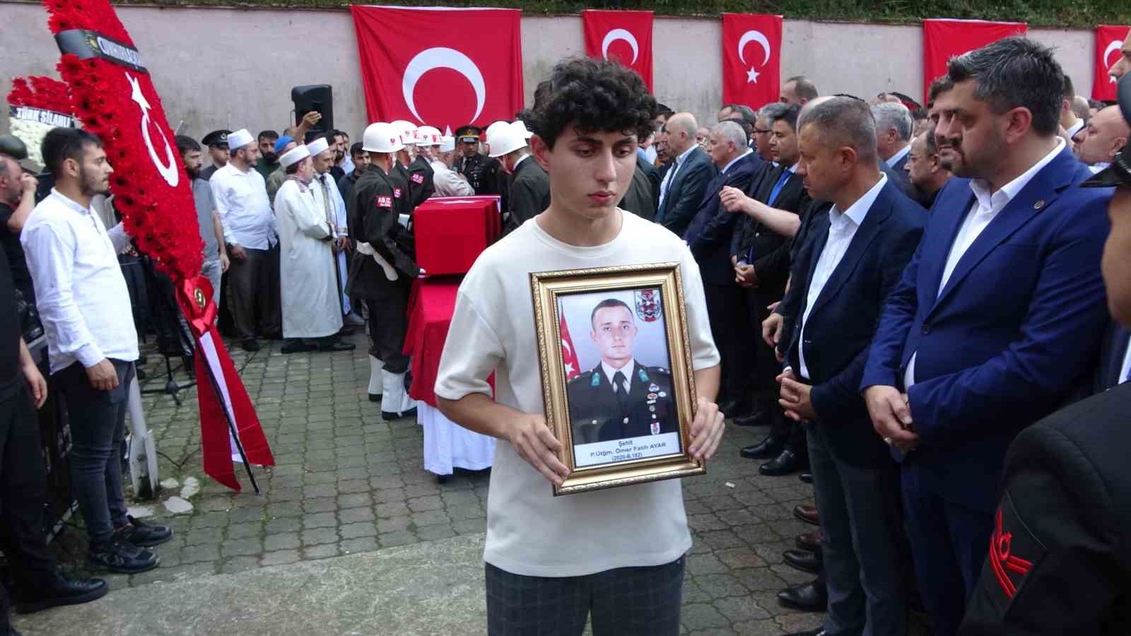 10 gün önce terfi alan şehit Üsteğmen Ömer Fatih Ayar son yolculuğuna uğurlandı
