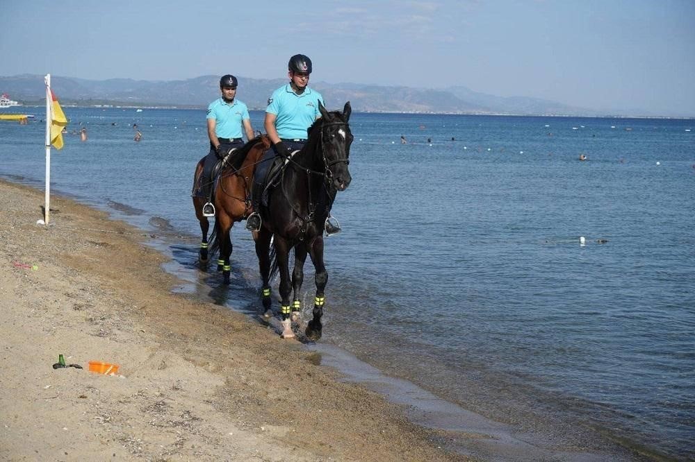 Ayvalık sahillerinde jandarma atlı süvarileri suç ve suçluya geçit vermiyor
