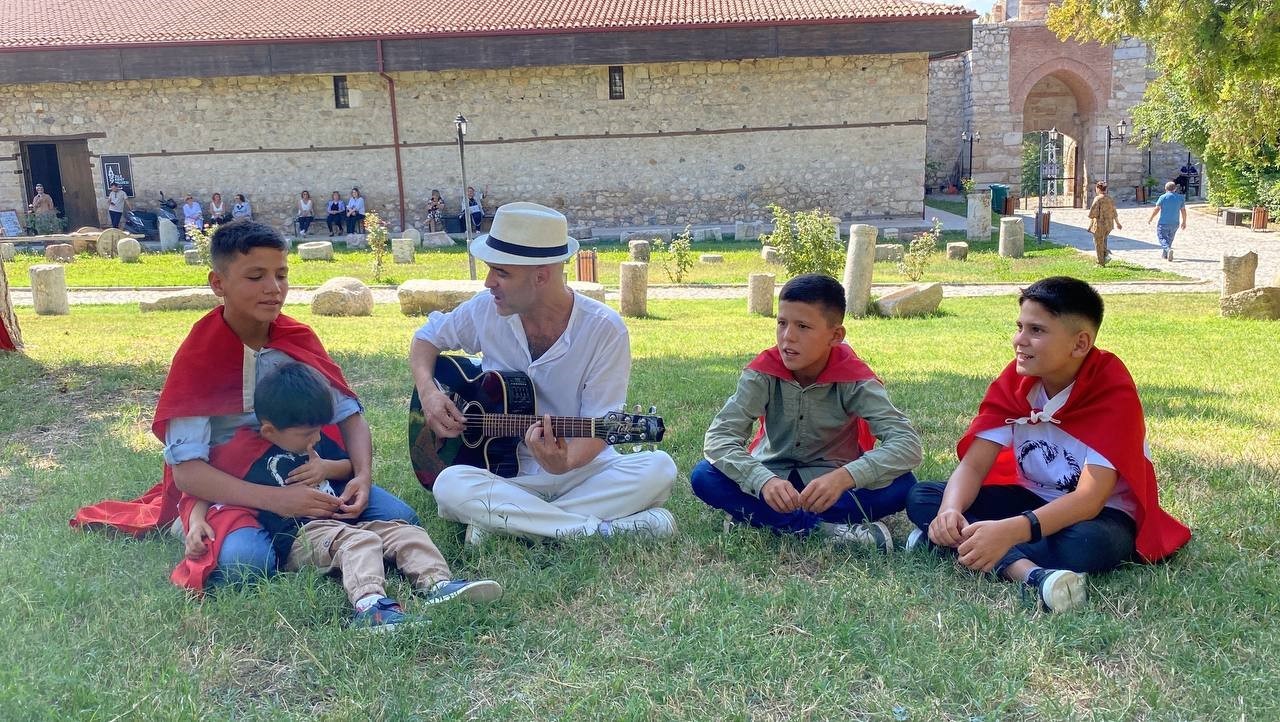 Şarkıcı ’Şehit’ türküsünü çocuklarla birlikte seslendirdi
