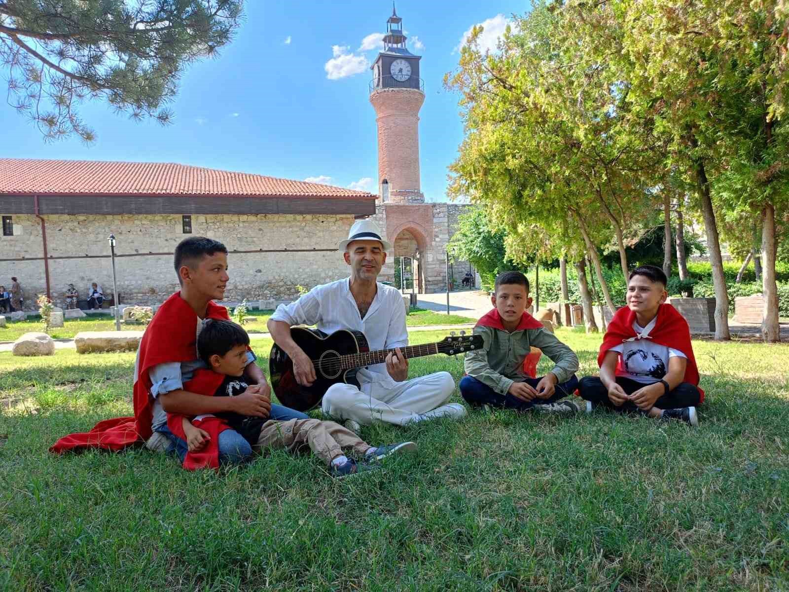 Şarkıcı ’Şehit’ türküsünü çocuklarla birlikte seslendirdi
