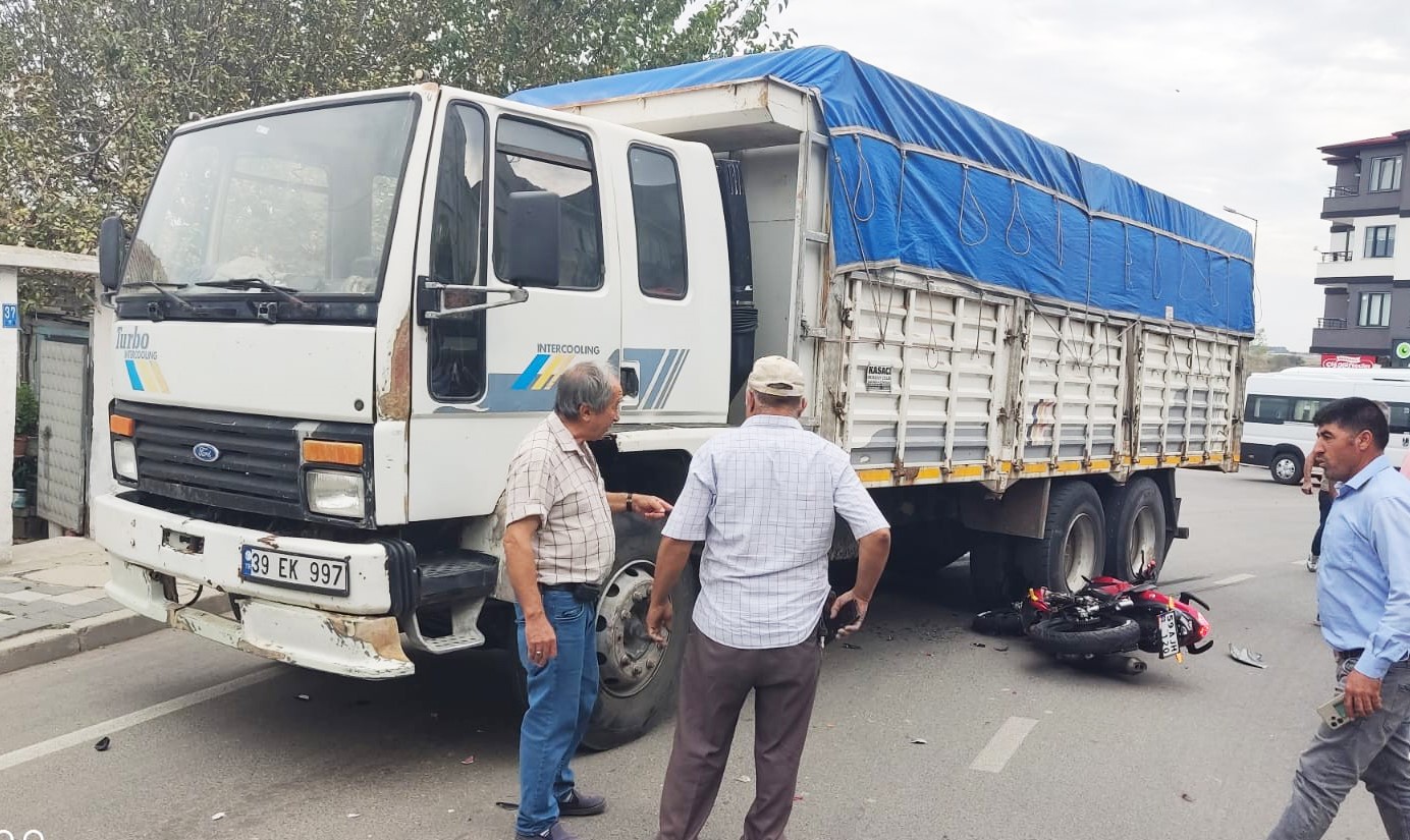 Kamyona çarpan motosiklet sürücüsü ağır yaralandı
