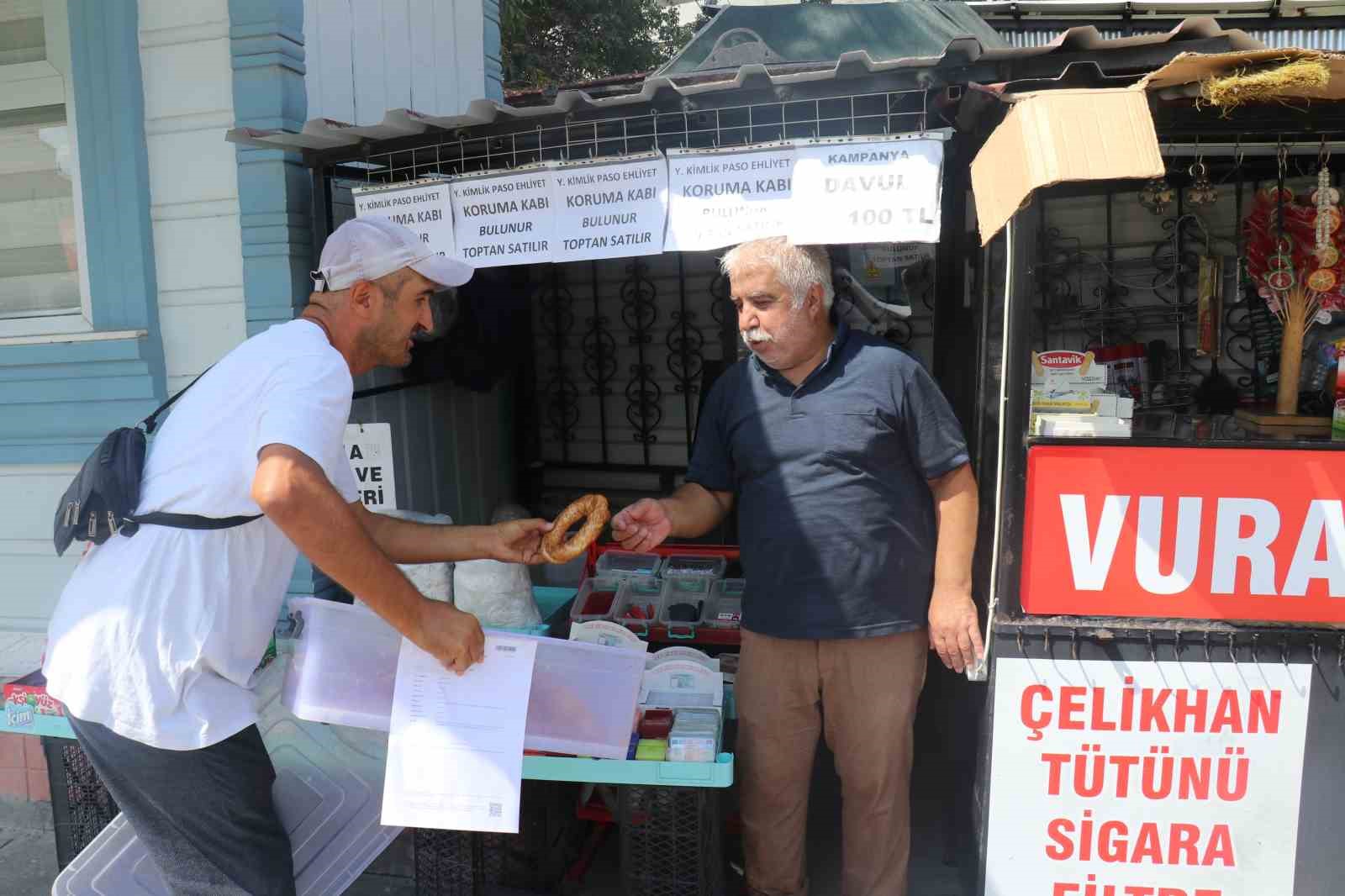 87 puanla atanamayan FETÖ mağduru öğretmen, diploması ile simit satıyor
