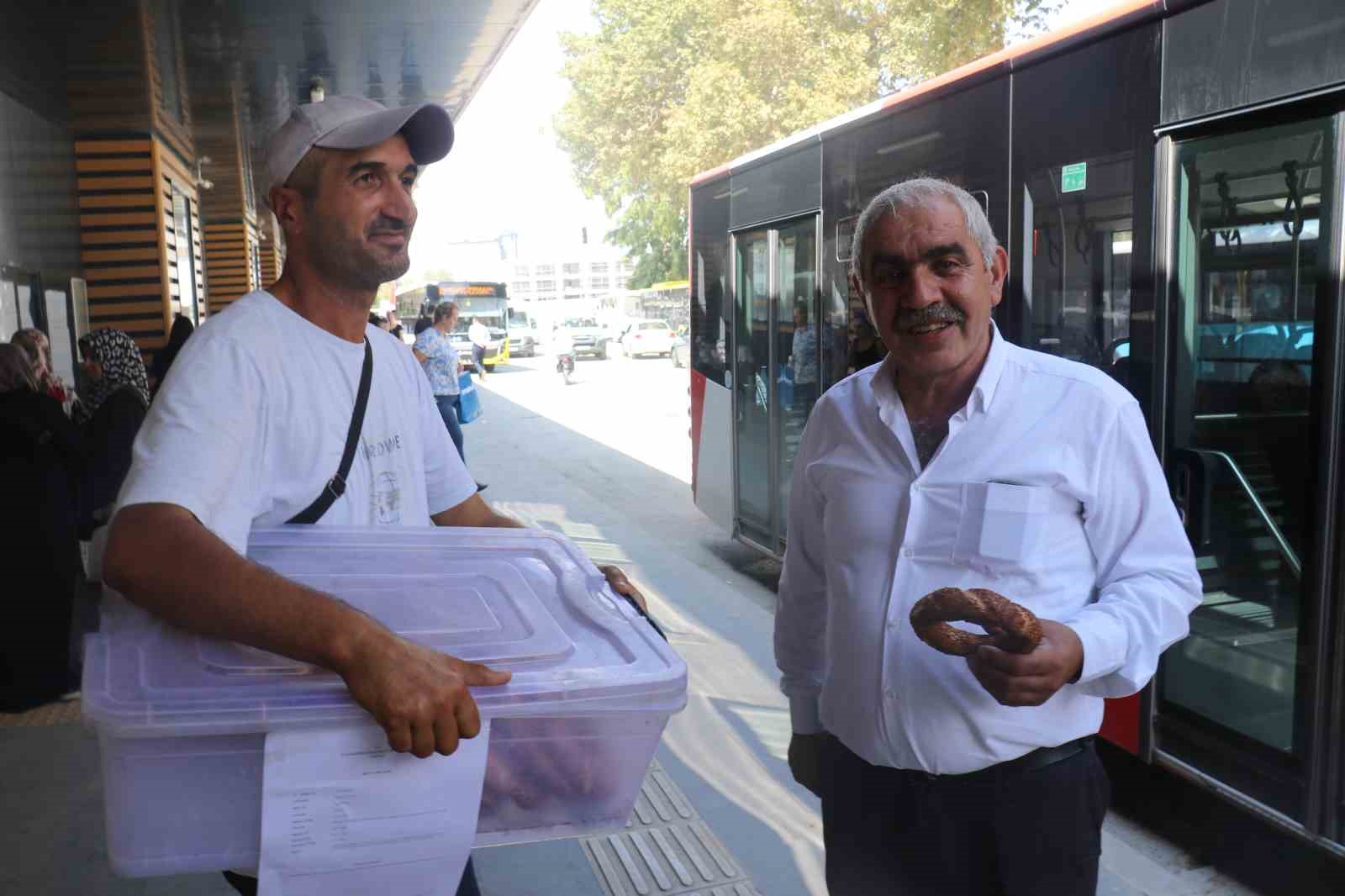 87 puanla atanamayan FETÖ mağduru öğretmen, diploması ile simit satıyor
