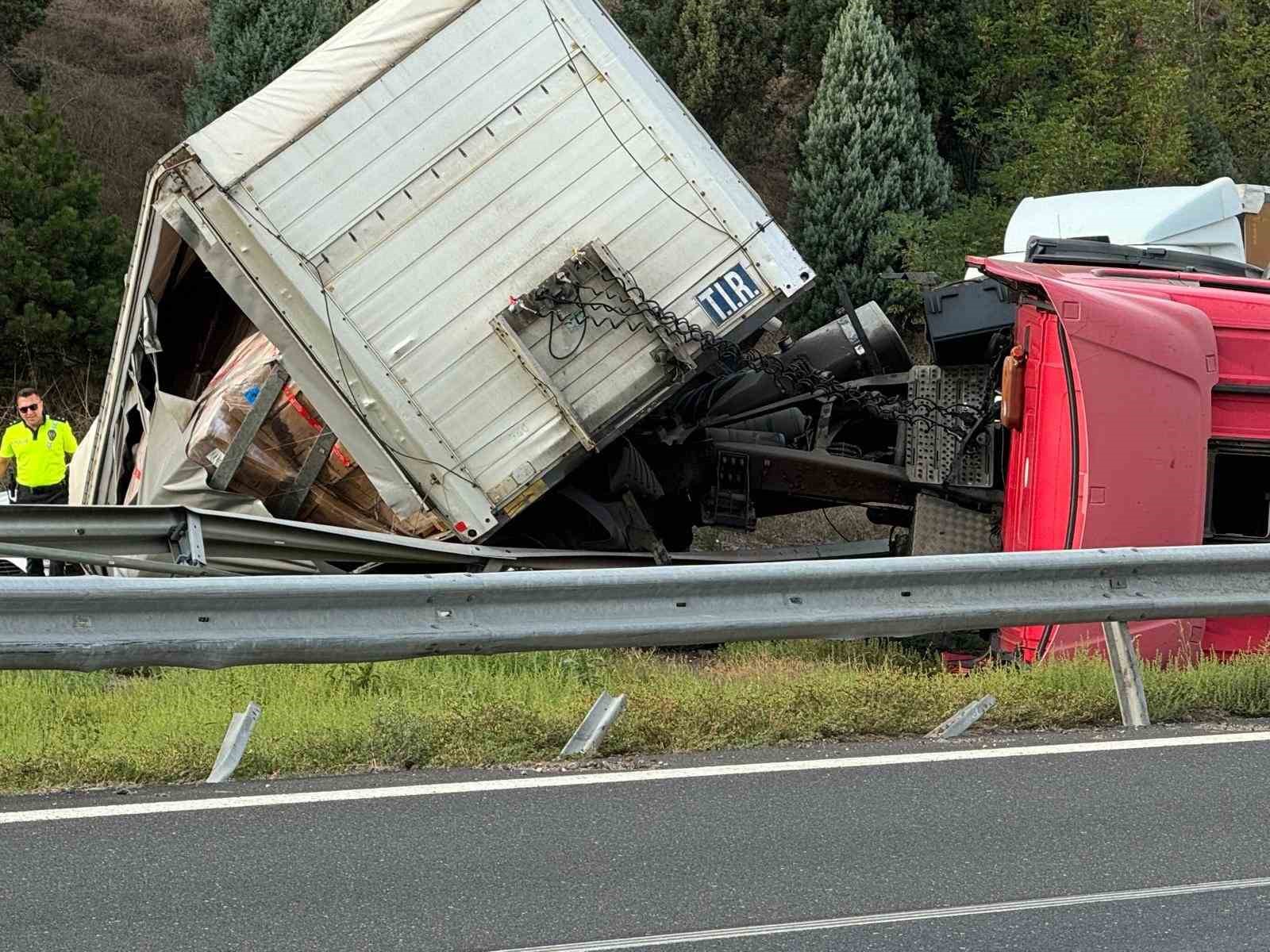 Kolonya yüklü tır devrildi, otoyol trafiğe kapandı
