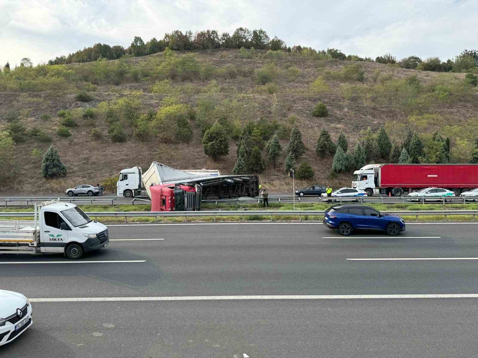 Kolonya yüklü tır devrildi, otoyol trafiğe kapandı
