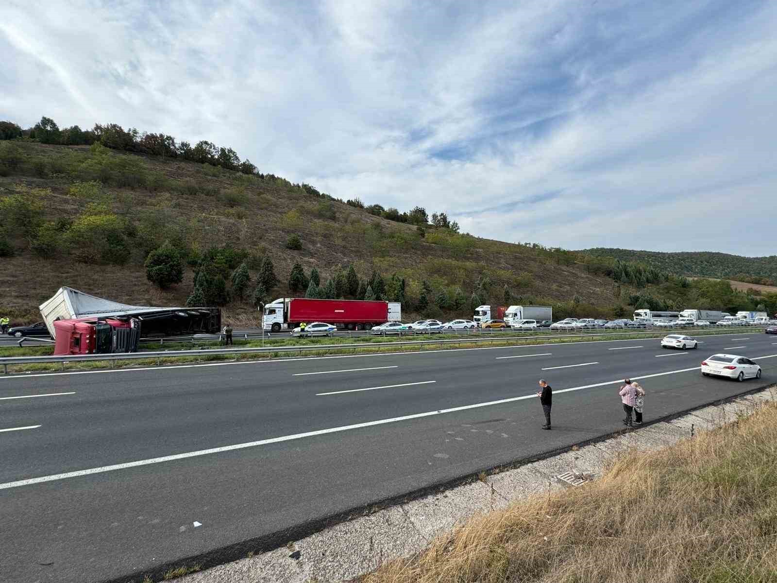 Kolonya yüklü tır devrildi, otoyol trafiğe kapandı
