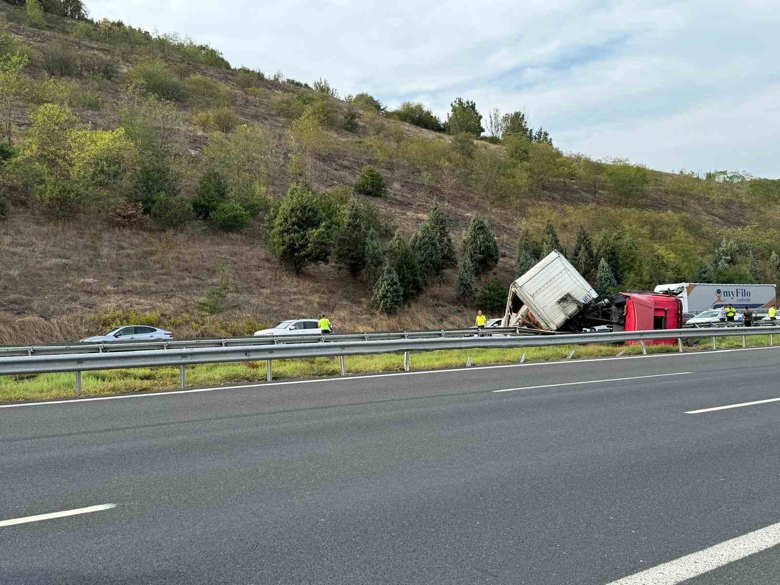 Kolonya yüklü tır devrildi, otoyol trafiğe kapandı
