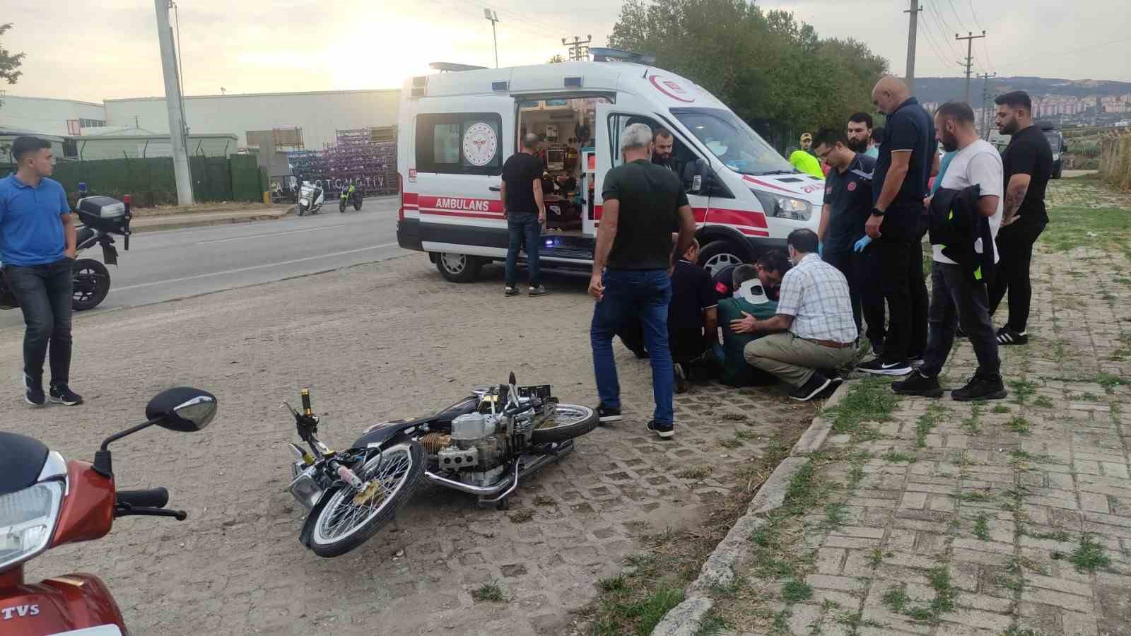 Motosiklet dönüş yapan araca çarptı
