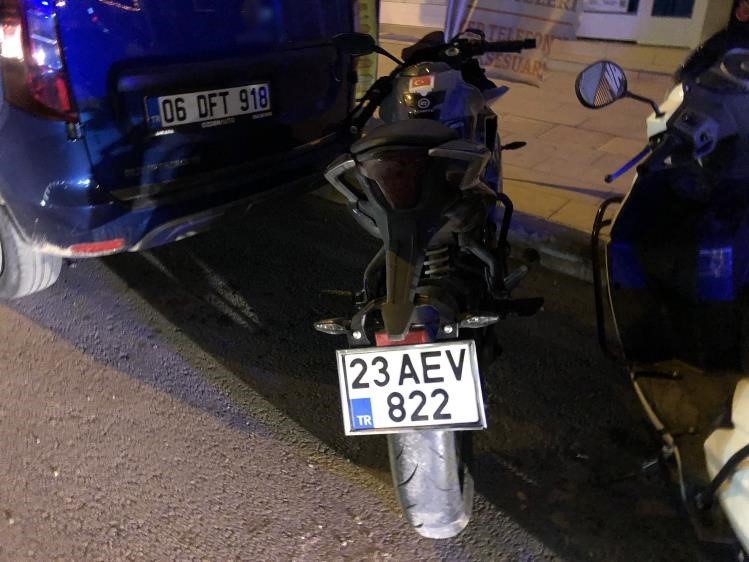 Elazığ’da motosiklet yayaya çarptı: 2 yaralı
