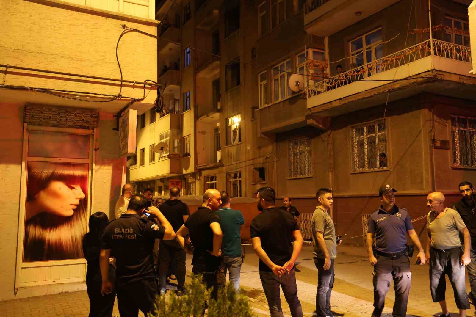 Çatıya çıkıp atlamak istedi, polis ikna etti
