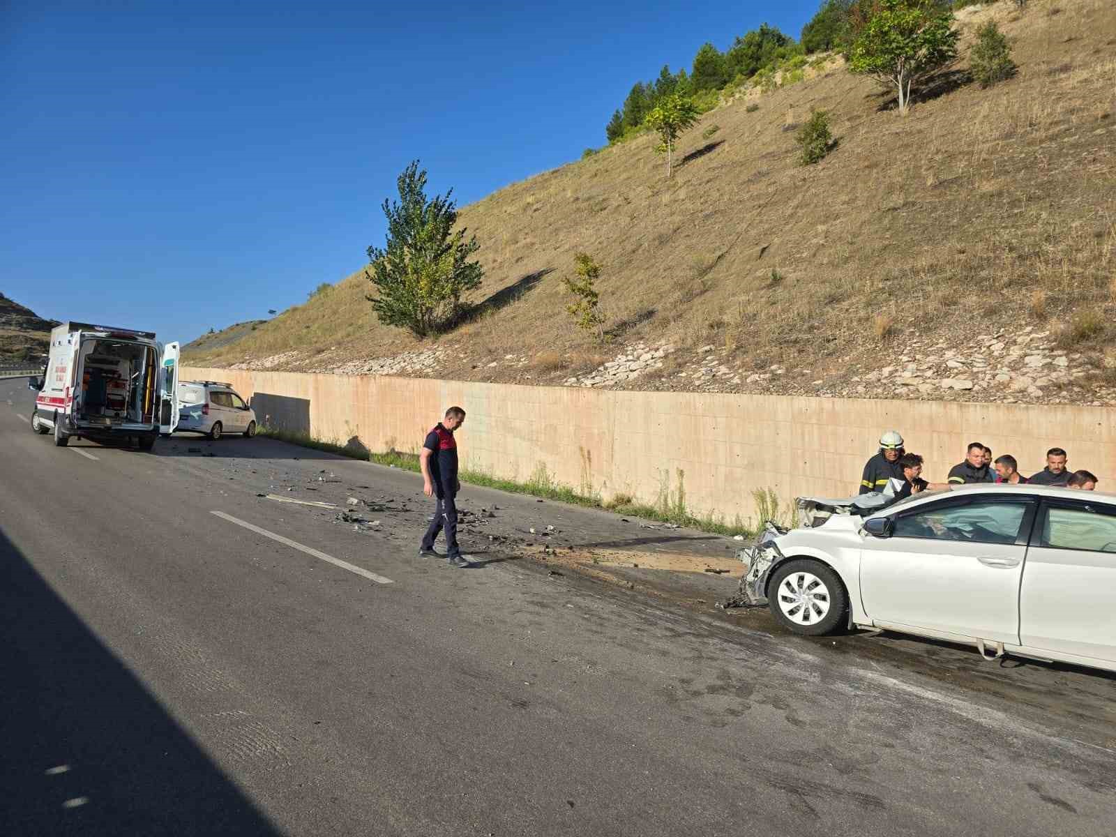 Amasya’da otomobil kamyona çarptı: 2 yaralı
