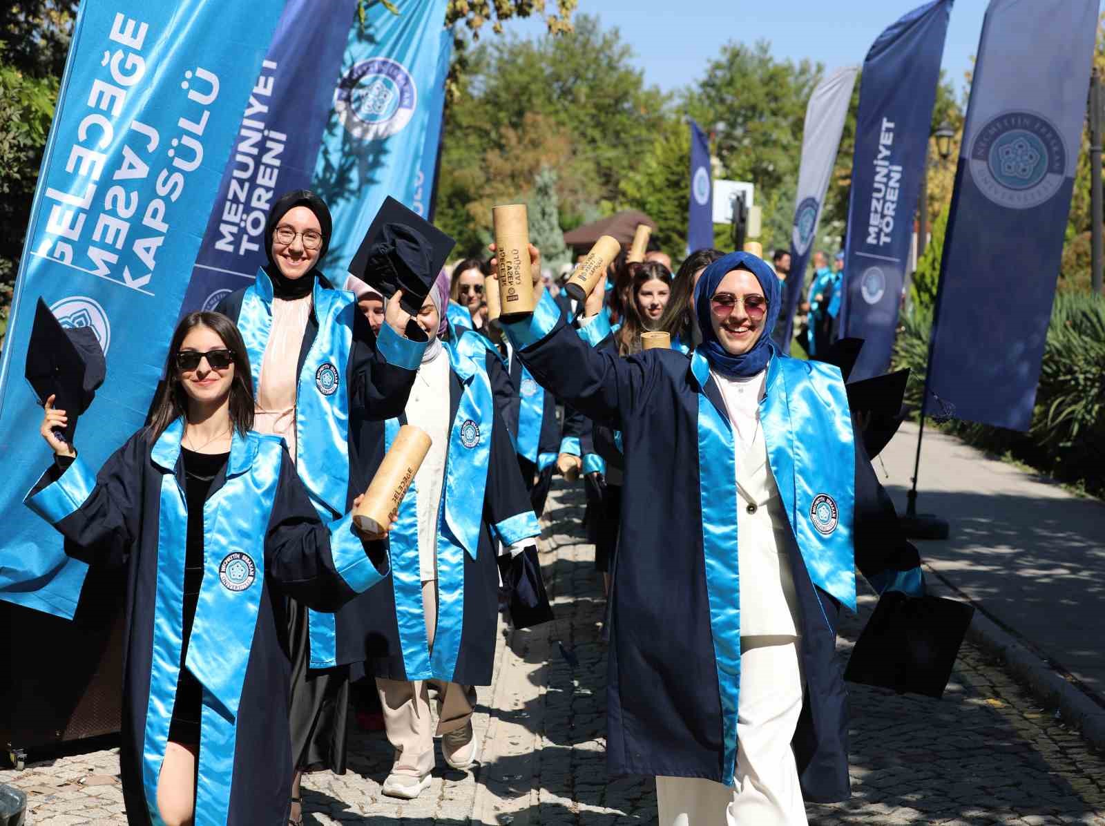 NEÜ birincileri “Mezuniyet ve Geleceğe Mesaj Töreni” ile kep attı
