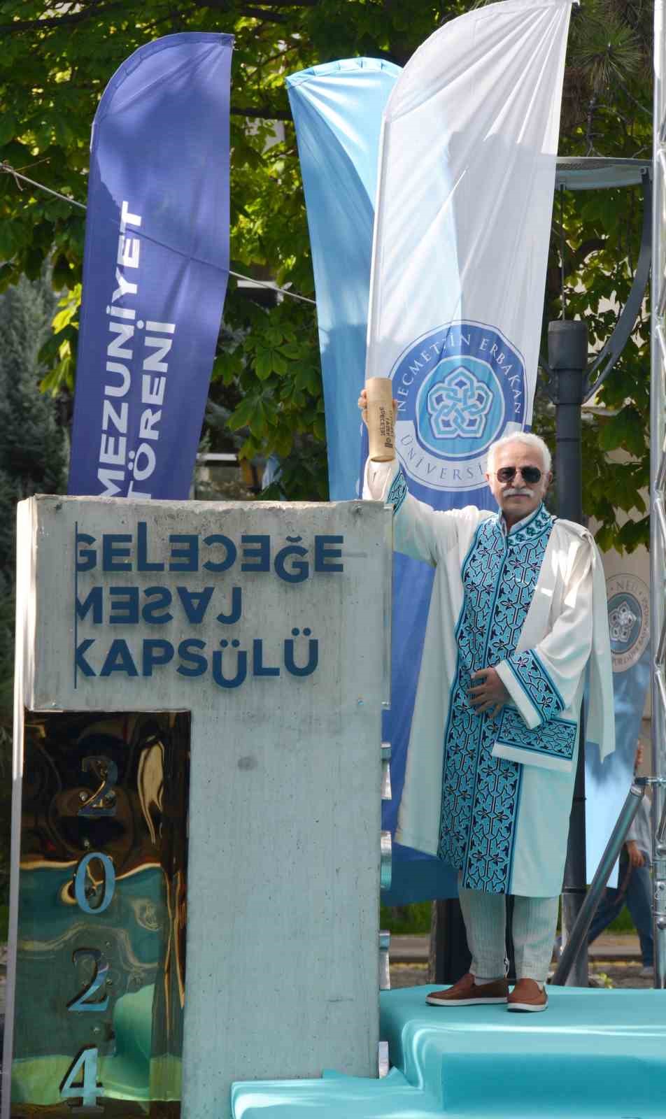 NEÜ birincileri “Mezuniyet ve Geleceğe Mesaj Töreni” ile kep attı
