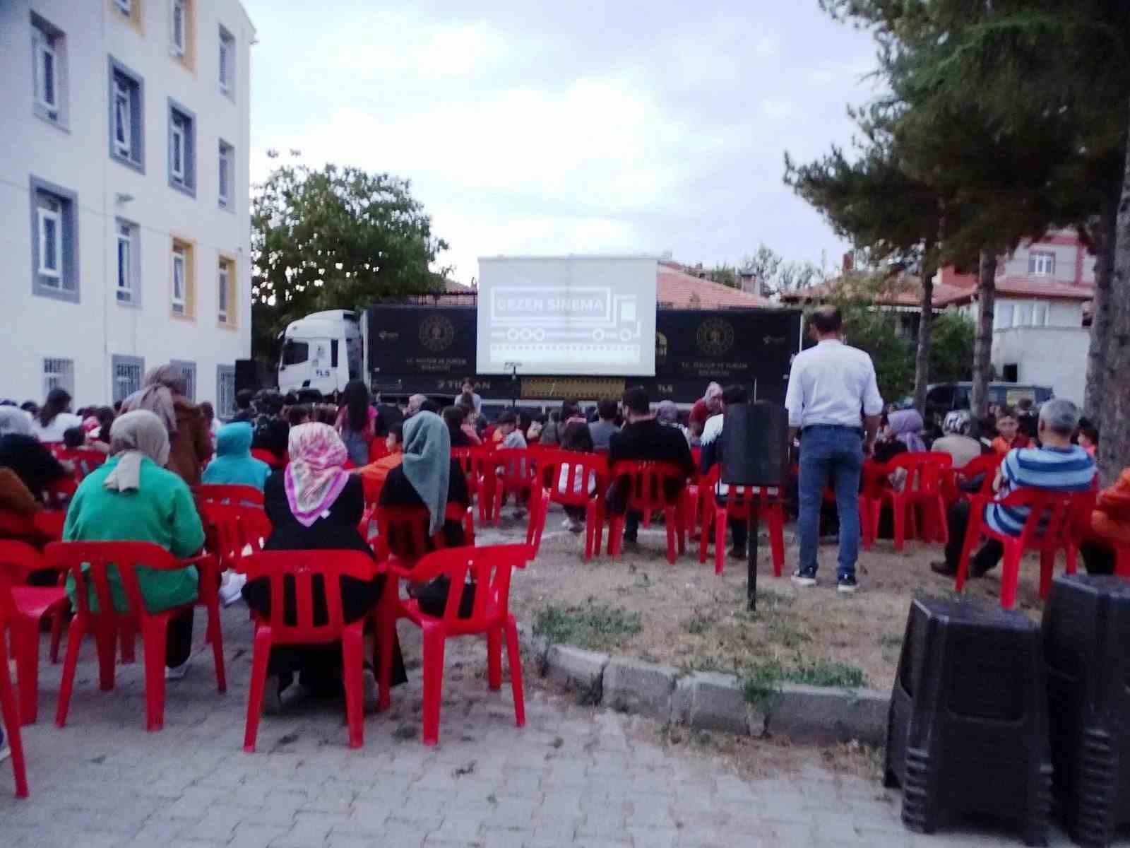 Gezen Sinema tırı Hisarcık’ta
