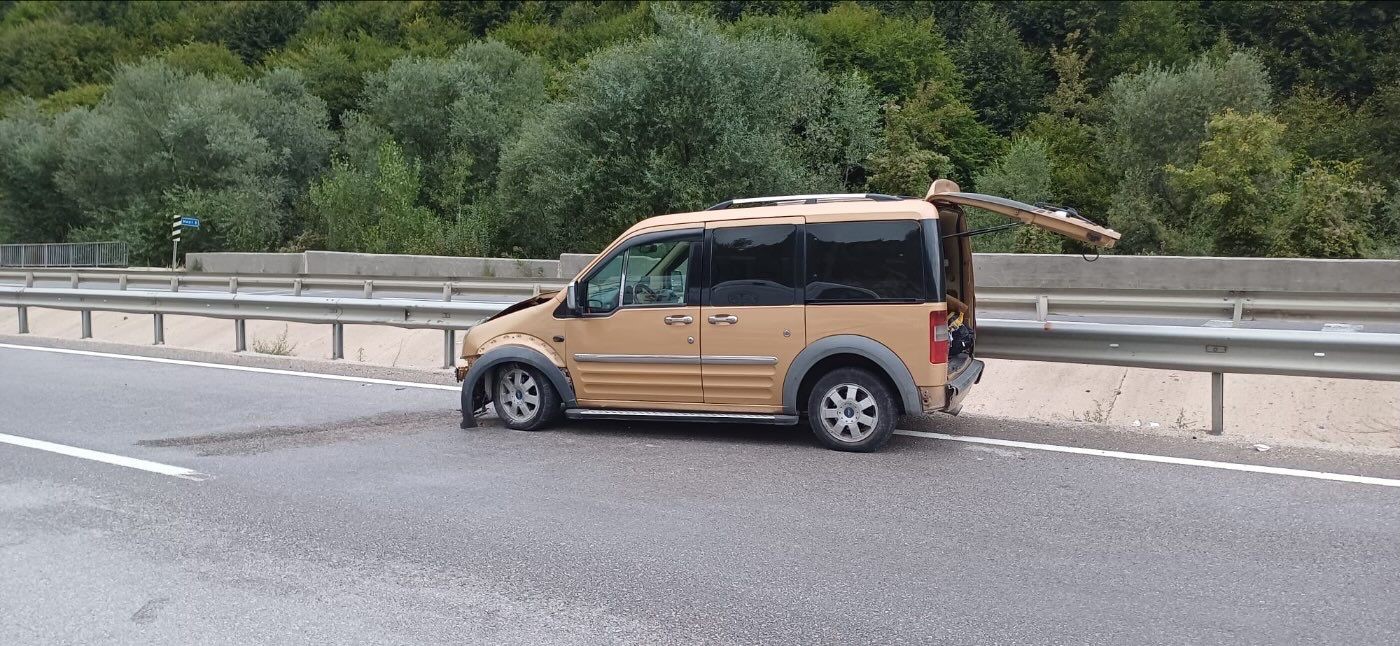 Kontrolde çıkan araç bariyerlere çarparken, 3 kişi yaralandı
