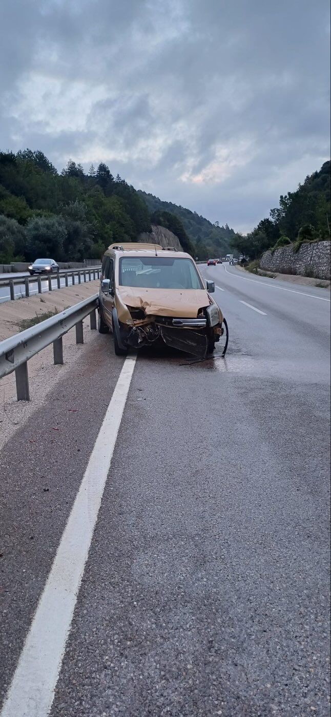 Kontrolde çıkan araç bariyerlere çarparken, 3 kişi yaralandı
