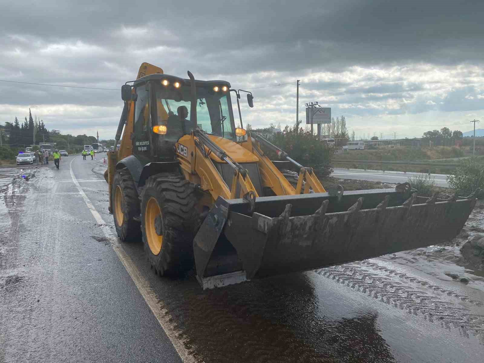 Söke Belediyesi yağış sonrası kapanan karayolunu temizleyerek trafiğe açtı
