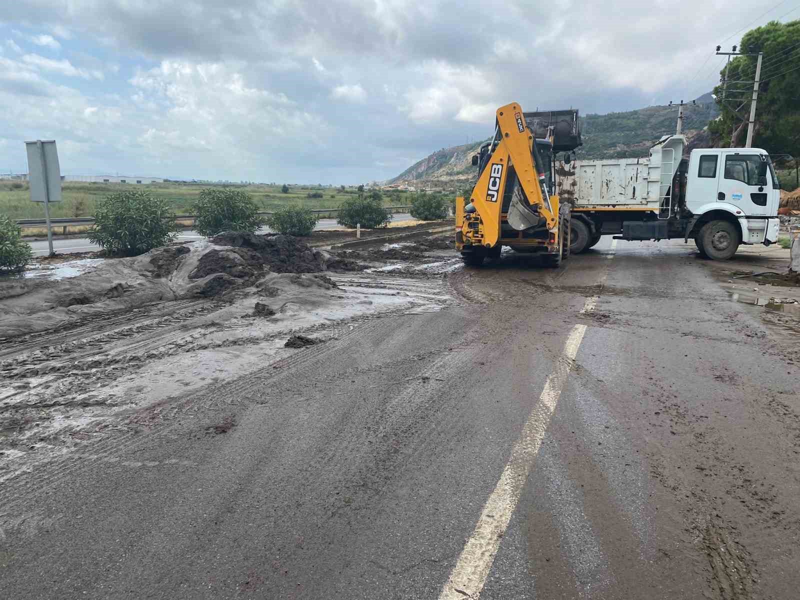 Söke Belediyesi yağış sonrası kapanan karayolunu temizleyerek trafiğe açtı
