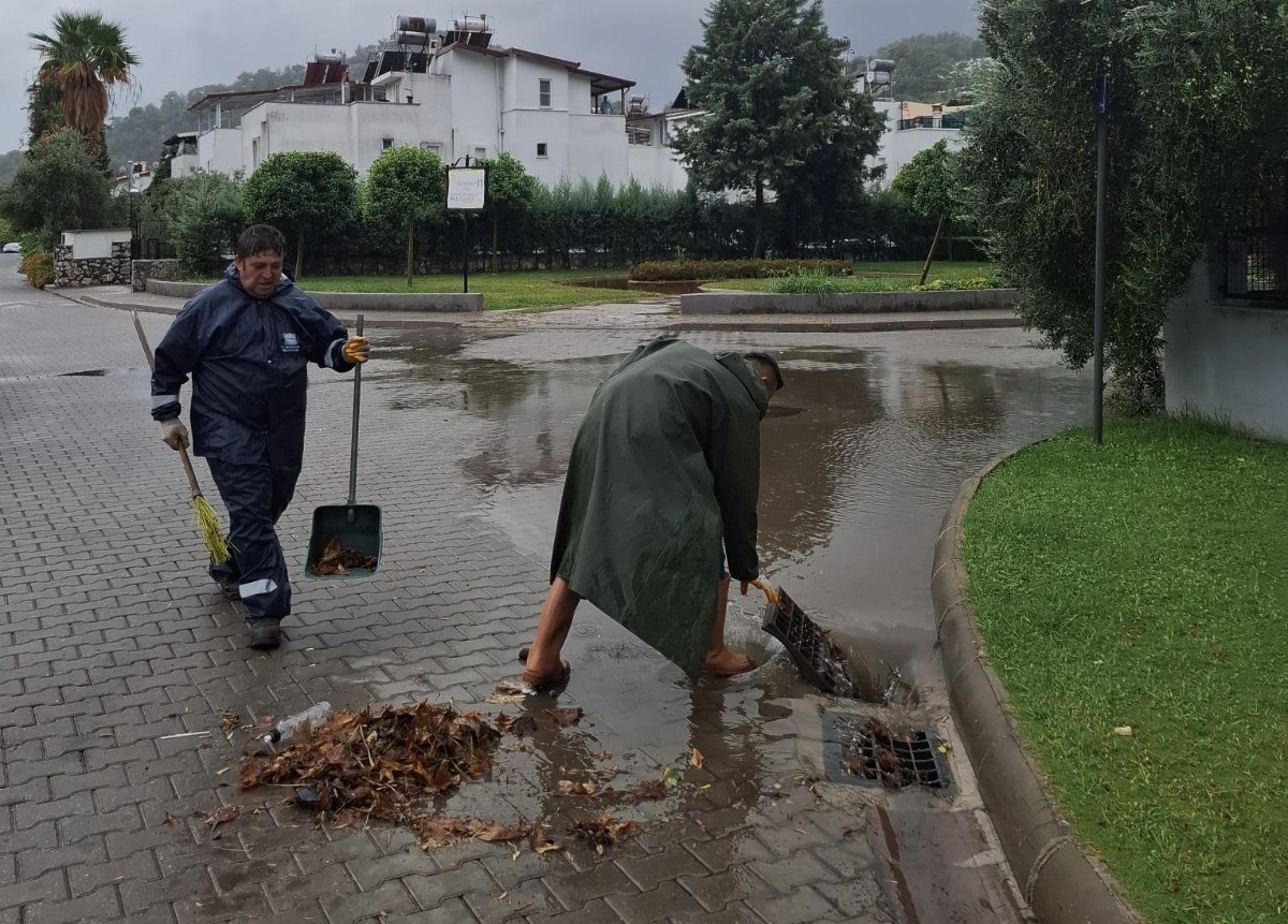 Marmaris’te sağnak yağış etkili oldu
