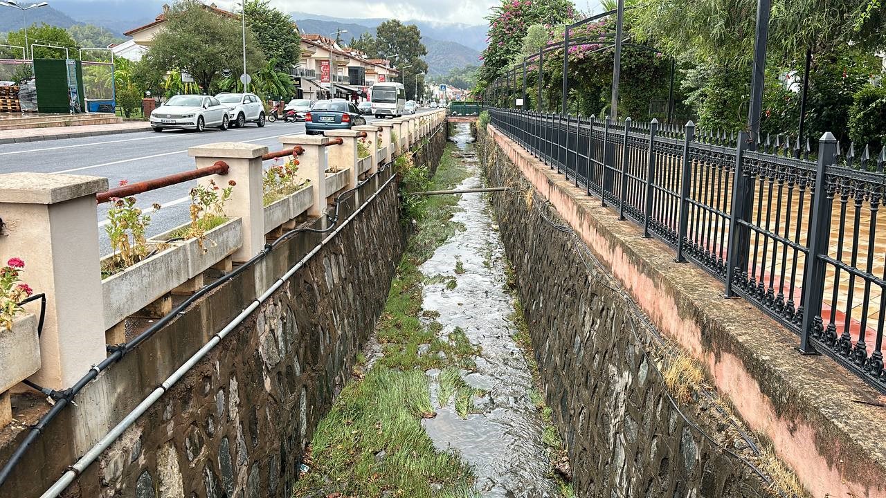 Marmaris’te sağnak yağış etkili oldu
