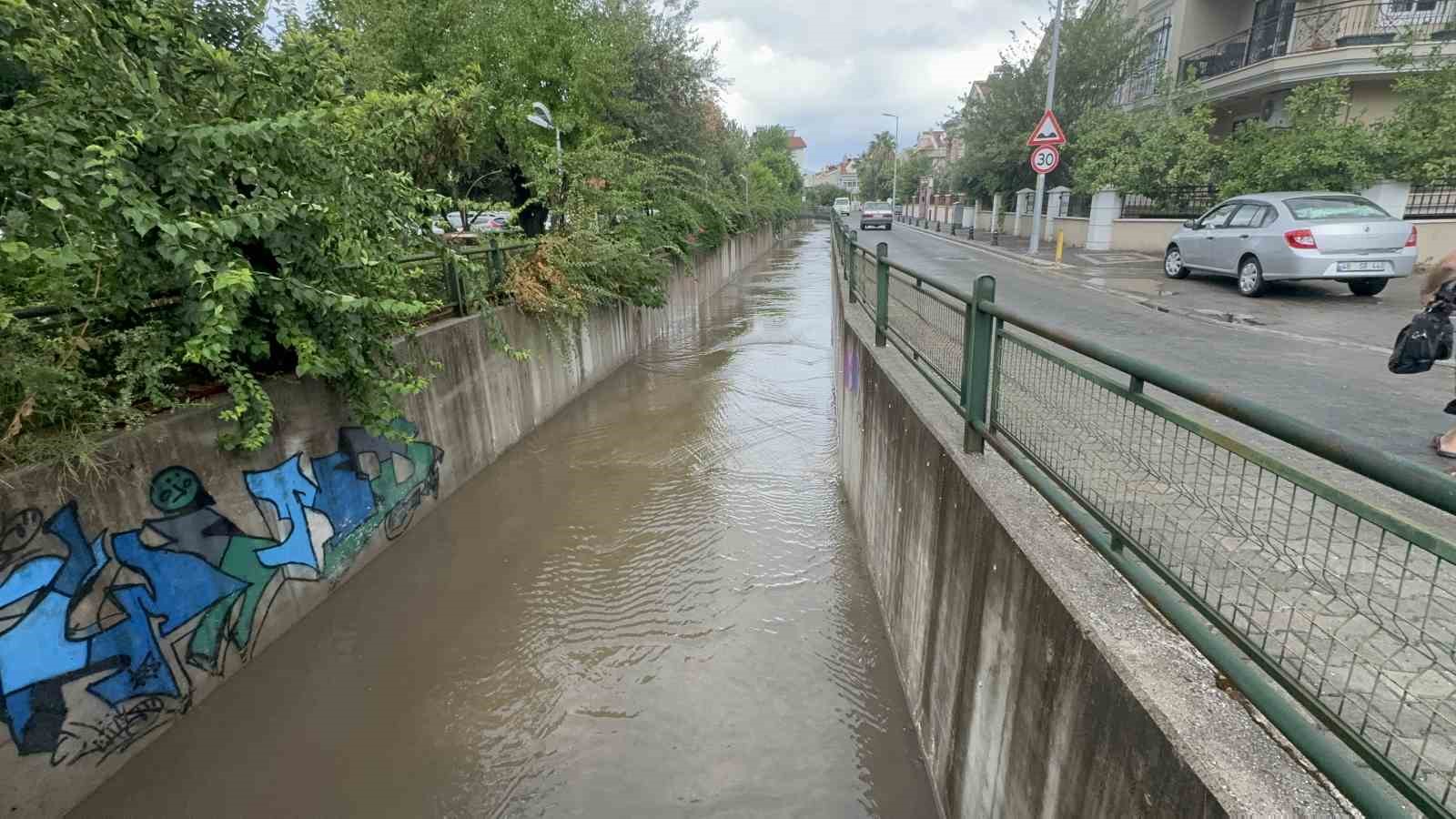 Marmaris’te sağnak yağış etkili oldu
