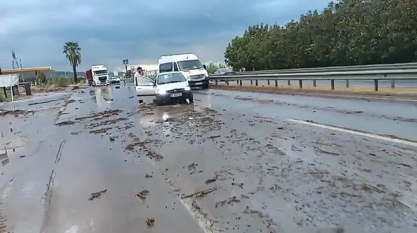 Söke’de sağanak yağış kazaya neden oldu: 3 yaralı
