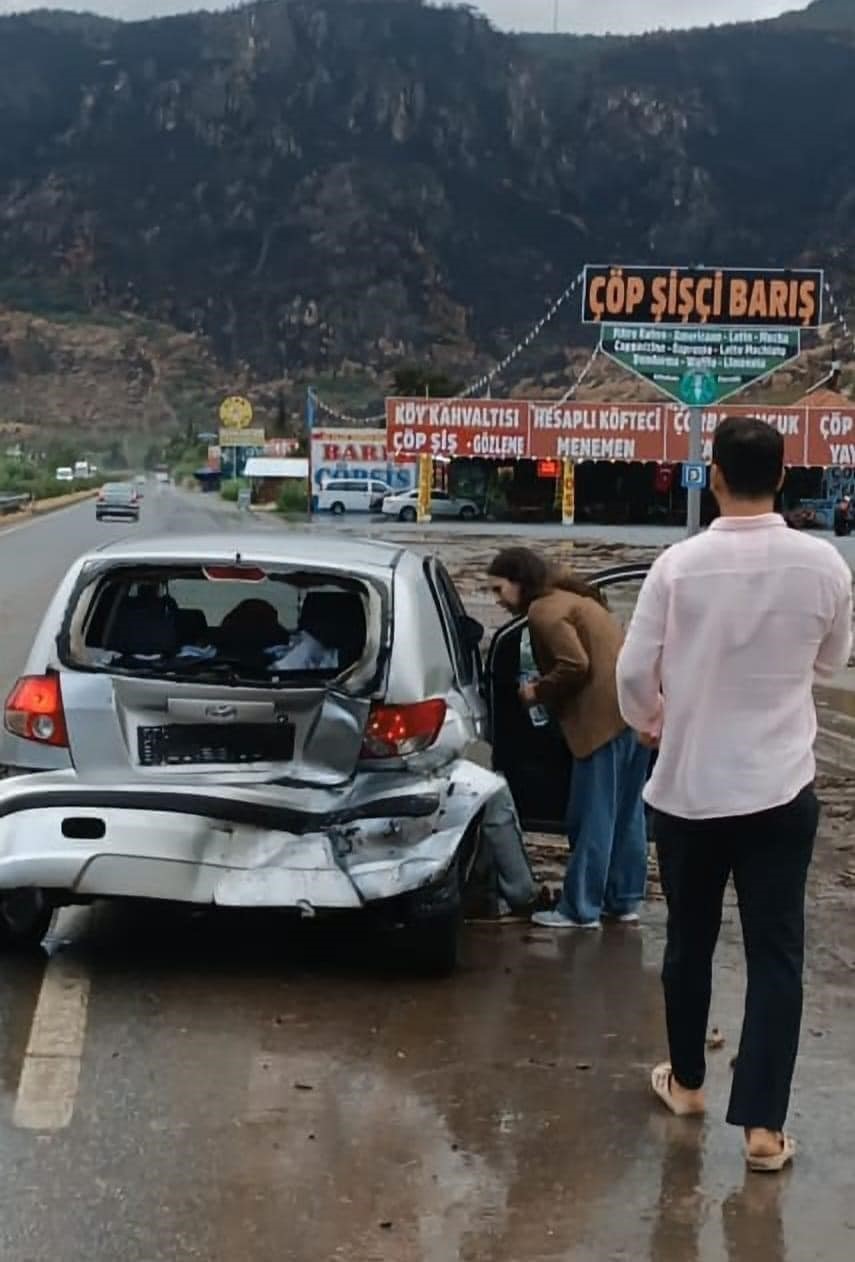 Söke’de sağanak yağış kazaya neden oldu: 3 yaralı
