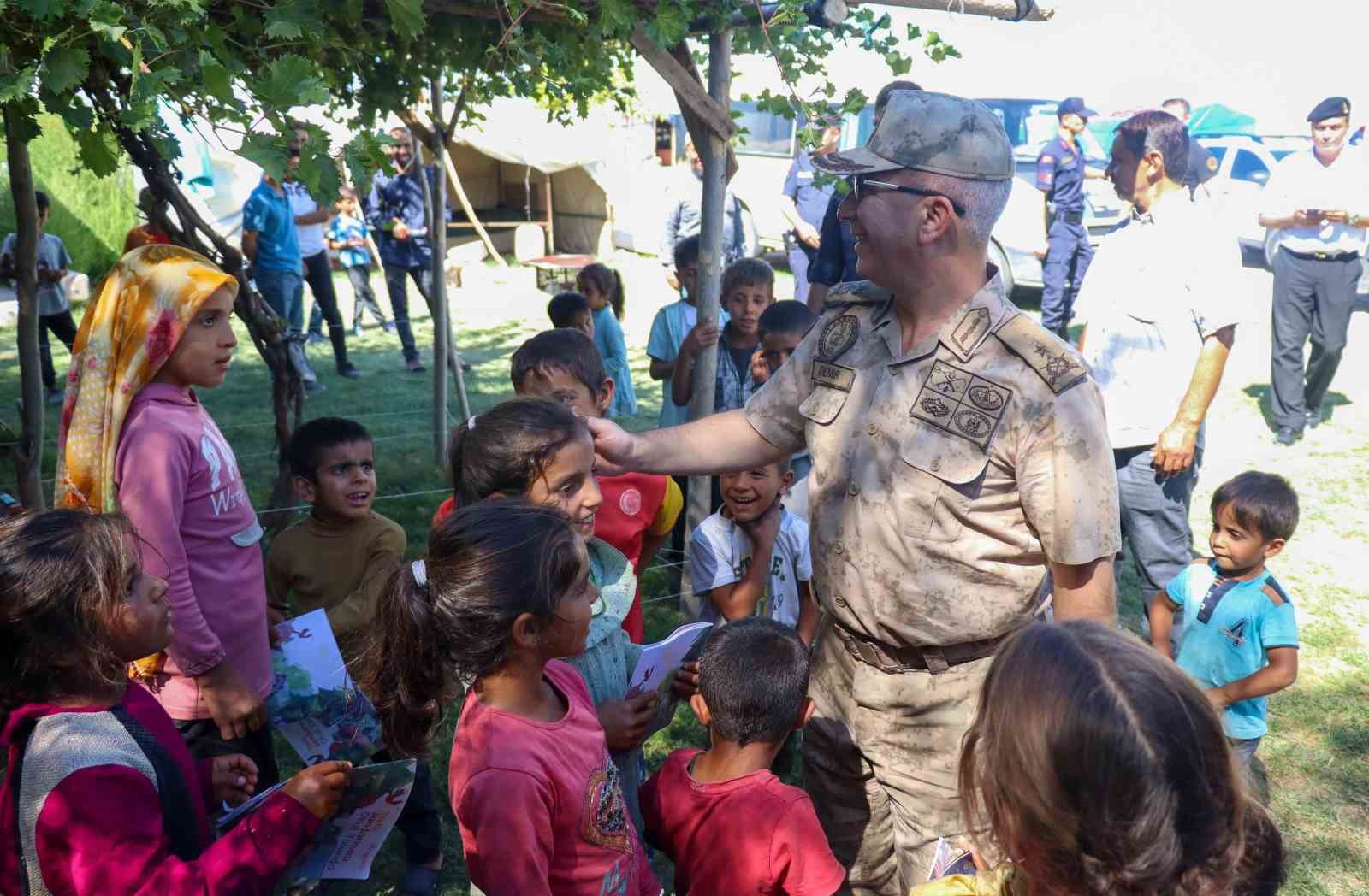 Jandarma personeli mevsimlik tarım işçilerini ziyaret etti
