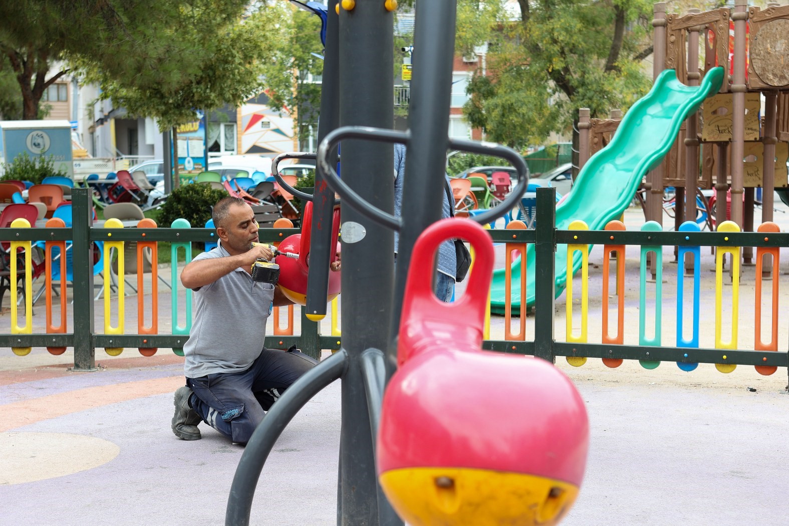 Yunusemre’de parklara bakım onarım çalışması
