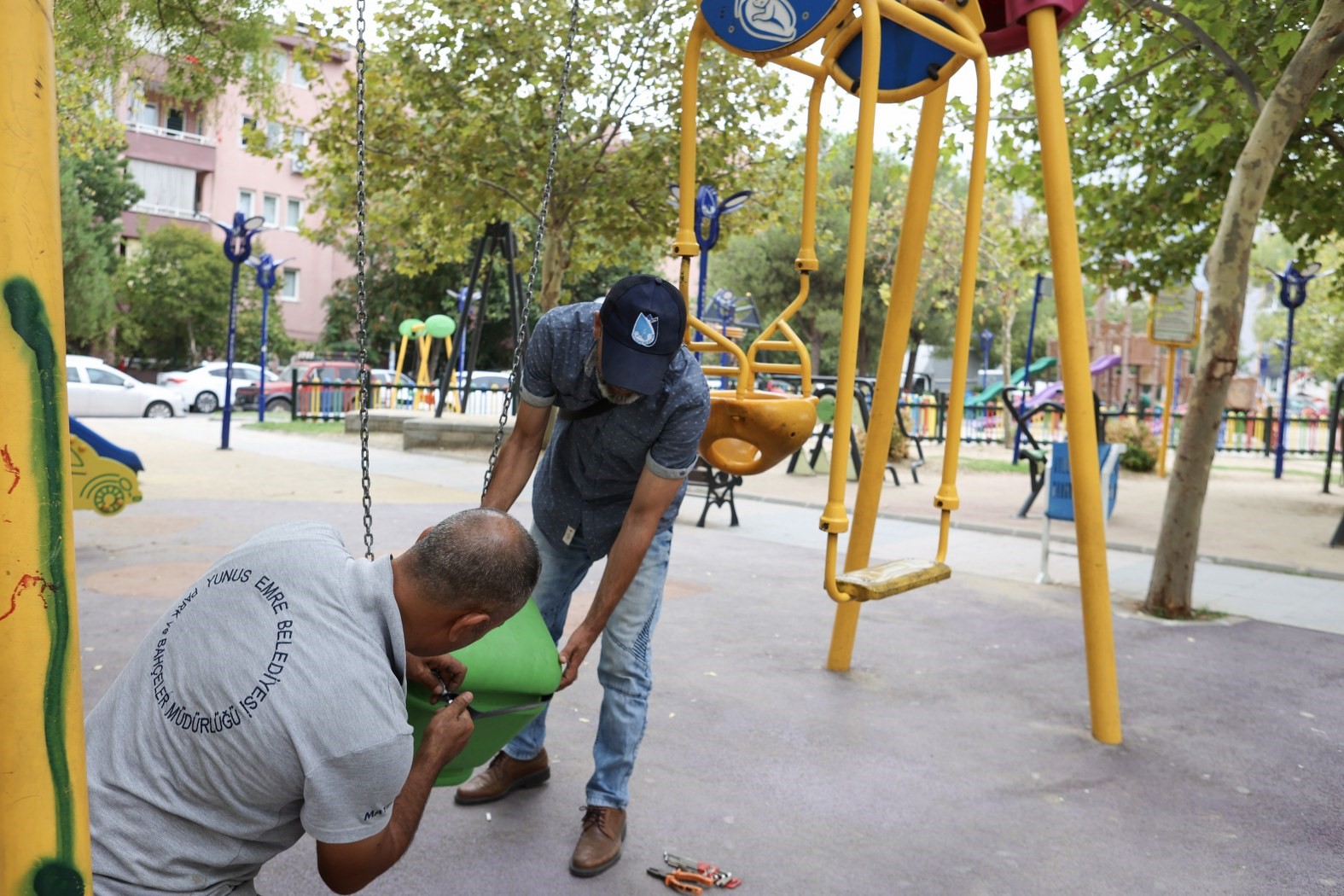 Yunusemre’de parklara bakım onarım çalışması
