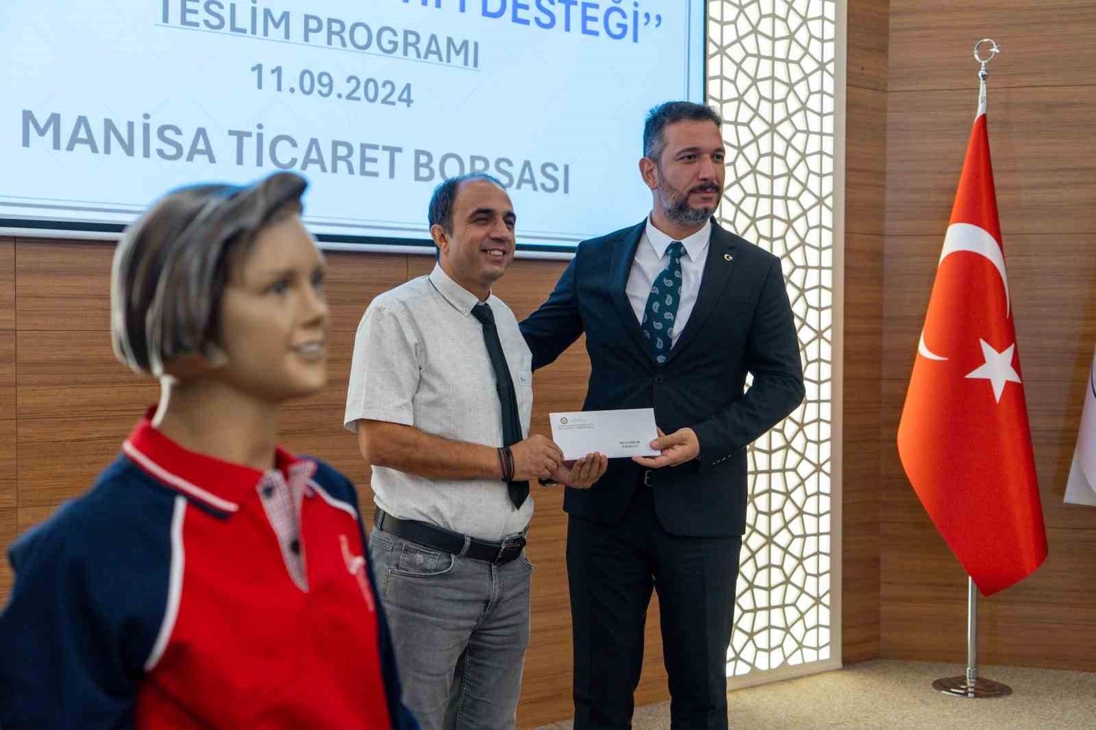 Manisalı öğrencilere Ticaret Borsasından giyim desteği
