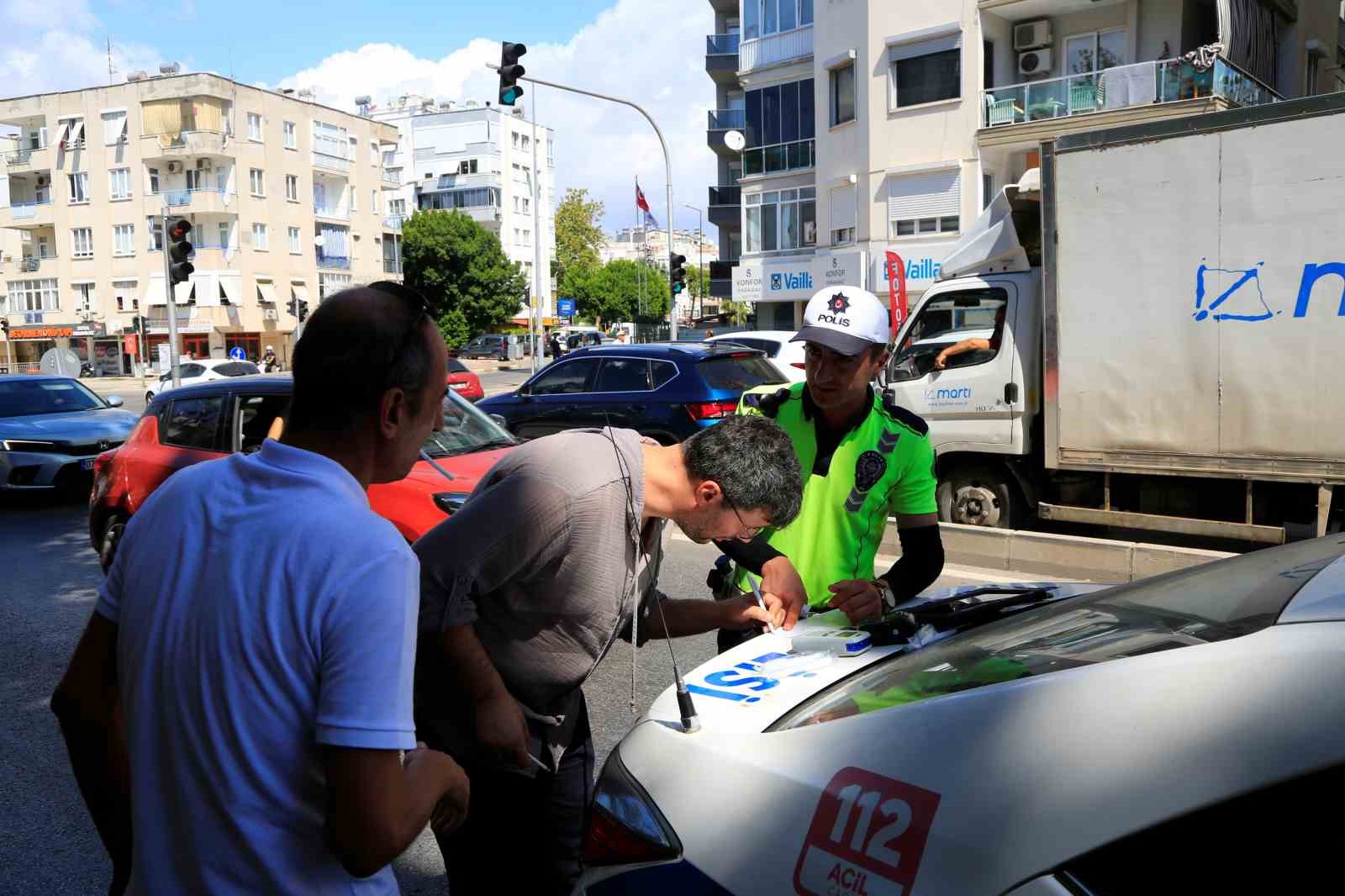 Halk otobüsü ile otomobil çarpıştı: 2 kişi yaralandı
