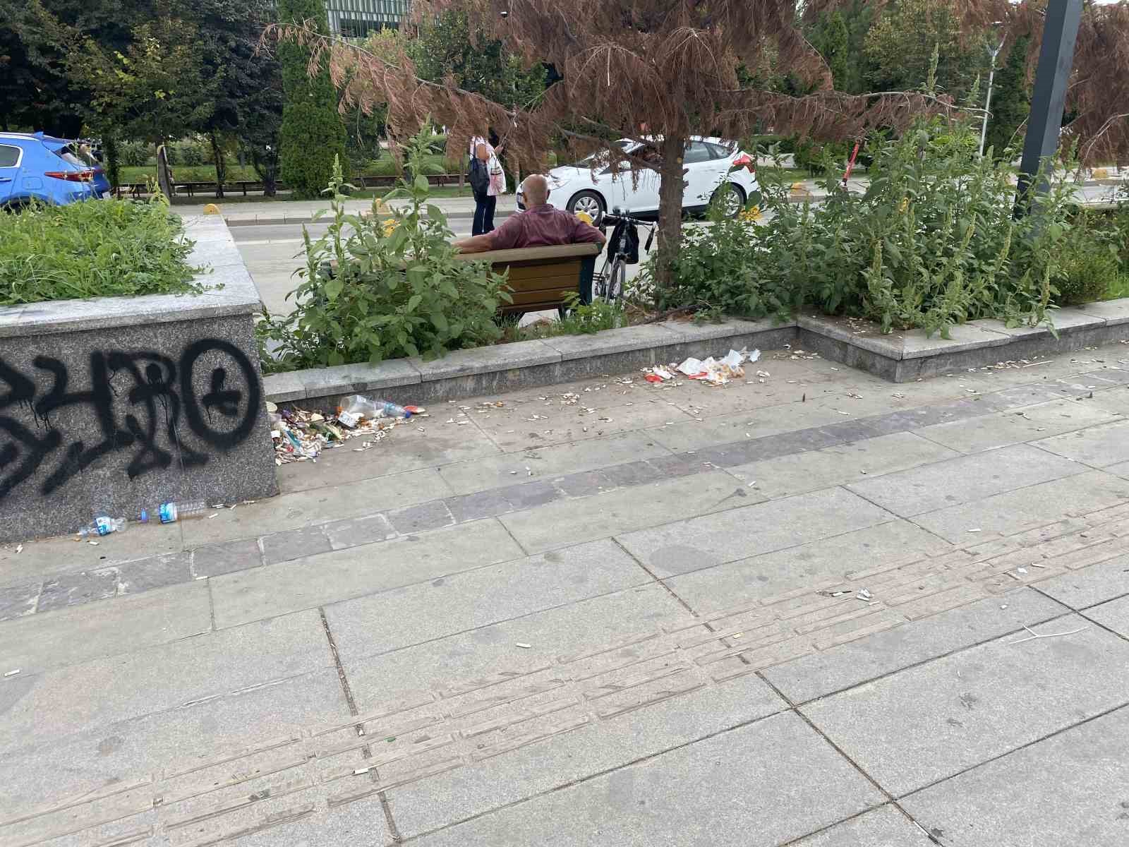 Tepebaşı’ndaki bank vandalların hedefi oldu
